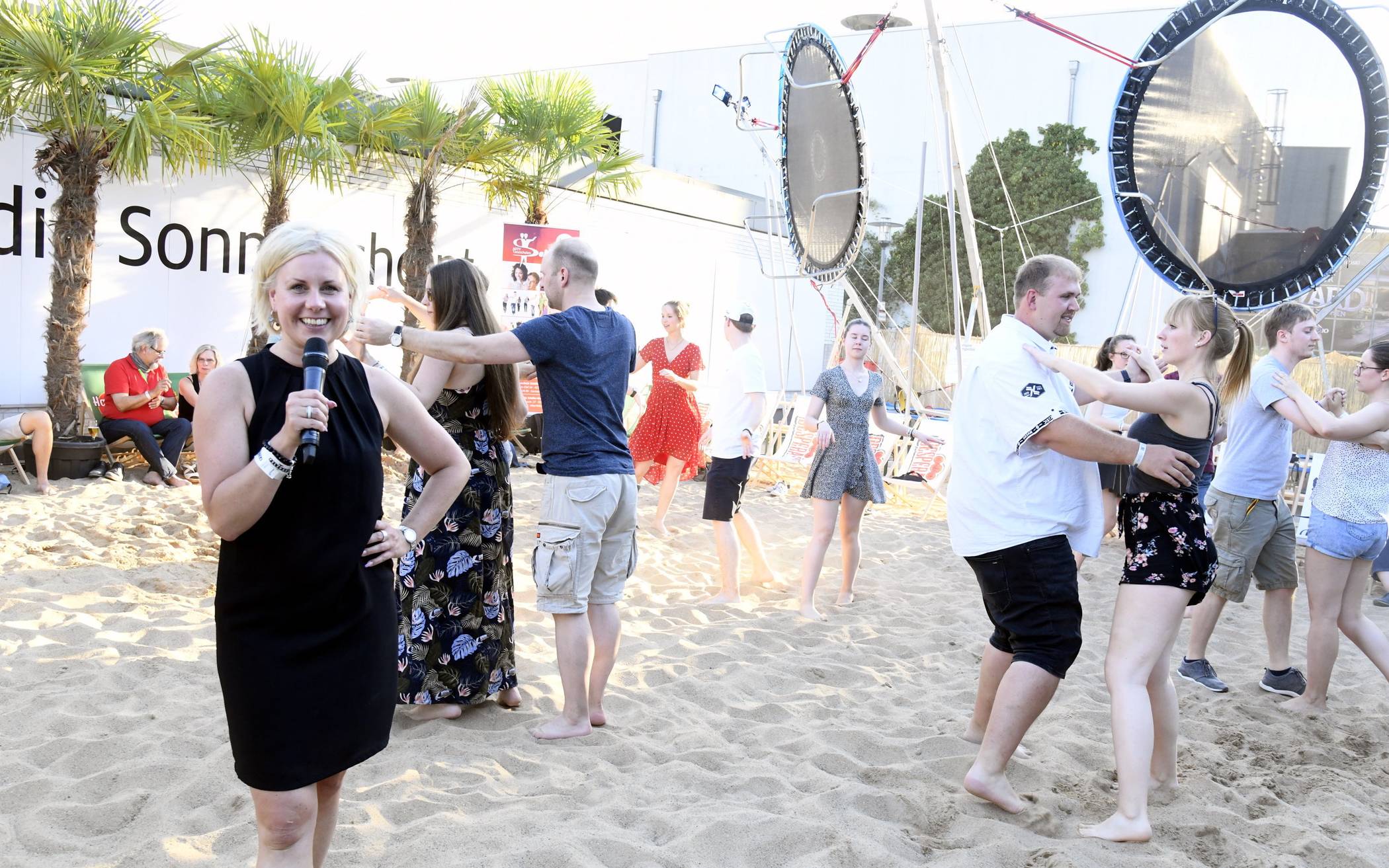  Rebecca Joekel (Mikro) von der ADTV Tanzschule Schäfer-Koch freut sich auf die beschwingten Abende am Elberfelder „Strand“. 