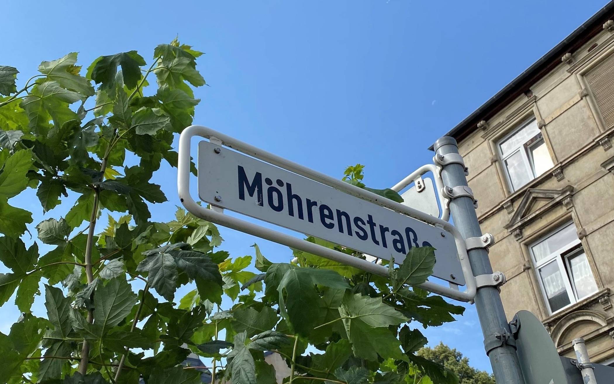  Zwei Punkte, die viel ändern: Unbekannte haben an dem Straßenschild bereits selbst Hand angelegt und aus der Mohrenstraße die Möhrenstraße gemacht. 