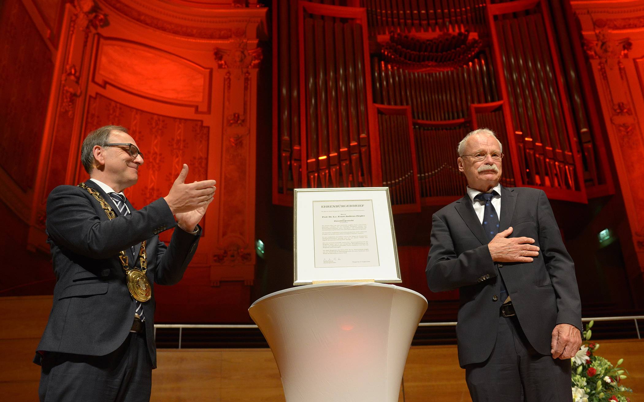  Oberbürgermeister Andreas Mucke (li.) mit dem neuen Ehrenbürger Ernst-Andreas Ziegler in der Historischen Stadthalle. 