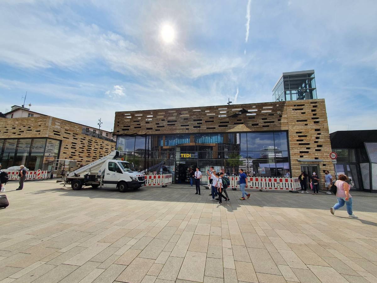 Natursteinmauer wird verhüllt
