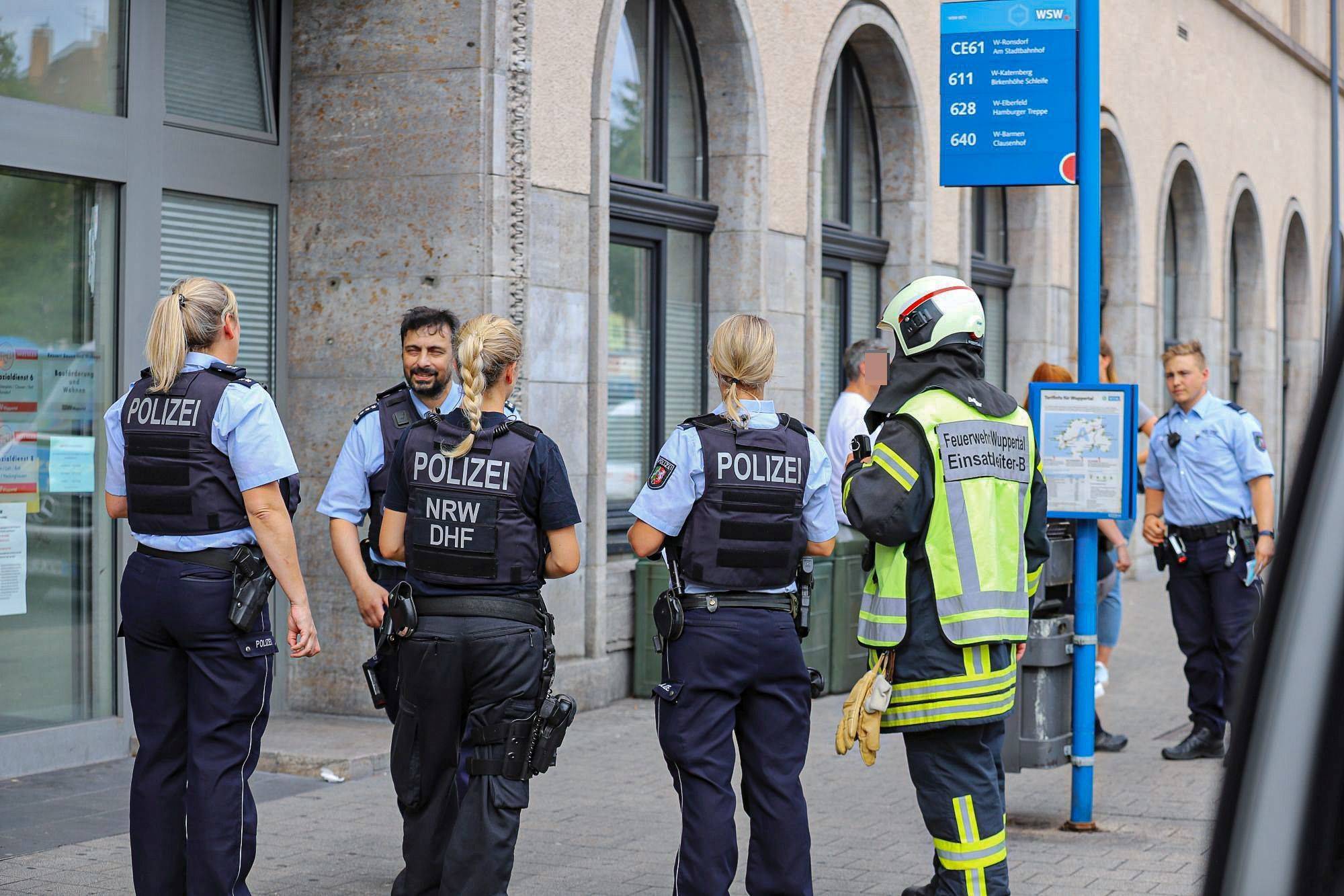  Polizei und Feuerwehr rückten mit vielen Kräften an. 