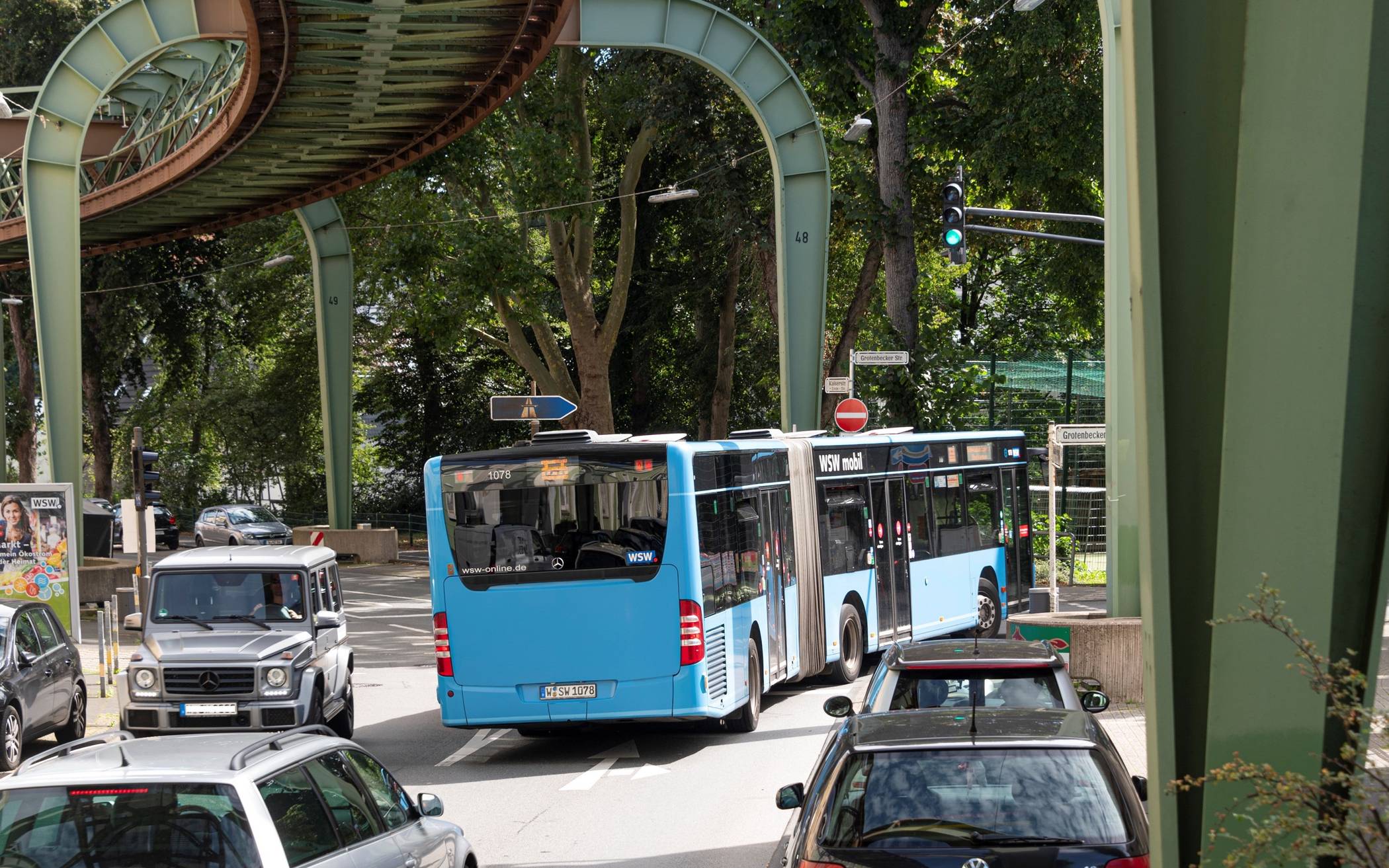  Ein Bus des Schwebebahn-Ersatzverkehrs biegt von der Kaiserstraße in die Grotenbecker Straße ein. Künftig darf er hier geradeaus weiterfahren und spart dadurch Fahrzeit. 