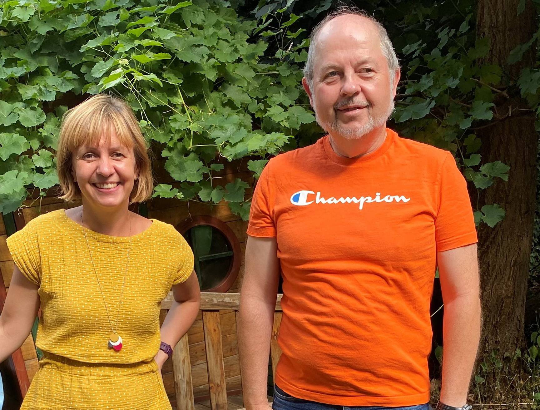 Michelle Schüler-Holdstein und Klaus Lüdemann im Garten von Lüdemanns Haus in der...