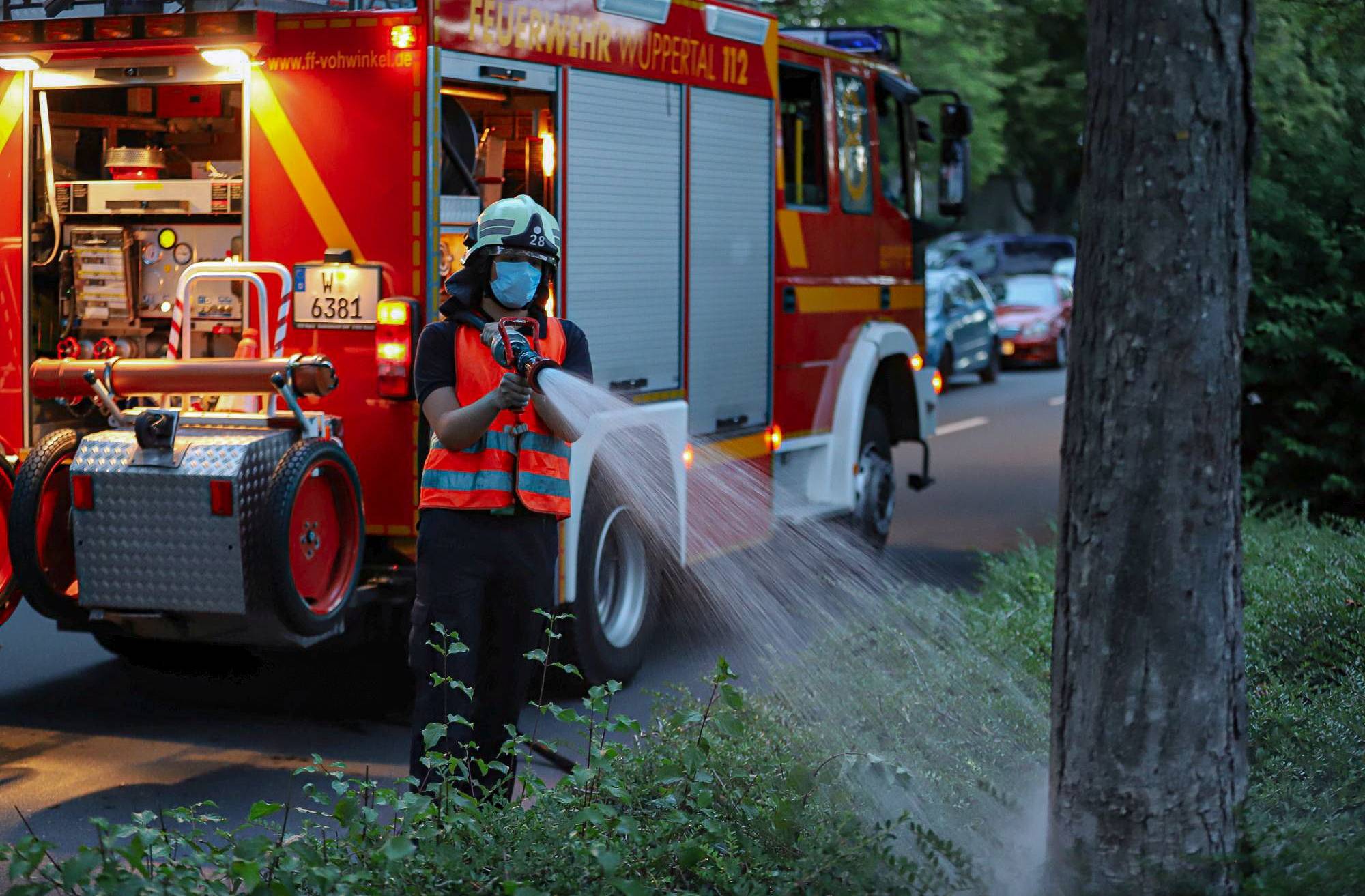 Feuerwehrleute helfen in ihrer Freizeit „durstigen“ Straßenbäumen