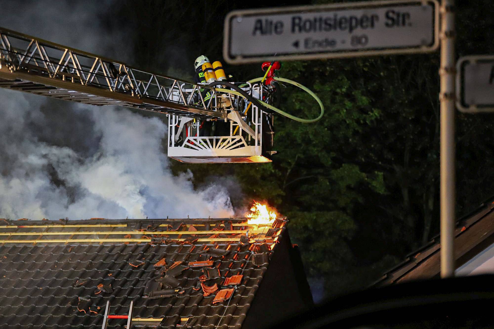 Dachstuhl in Wuppertal-Cronenberg  brannte in der Nacht