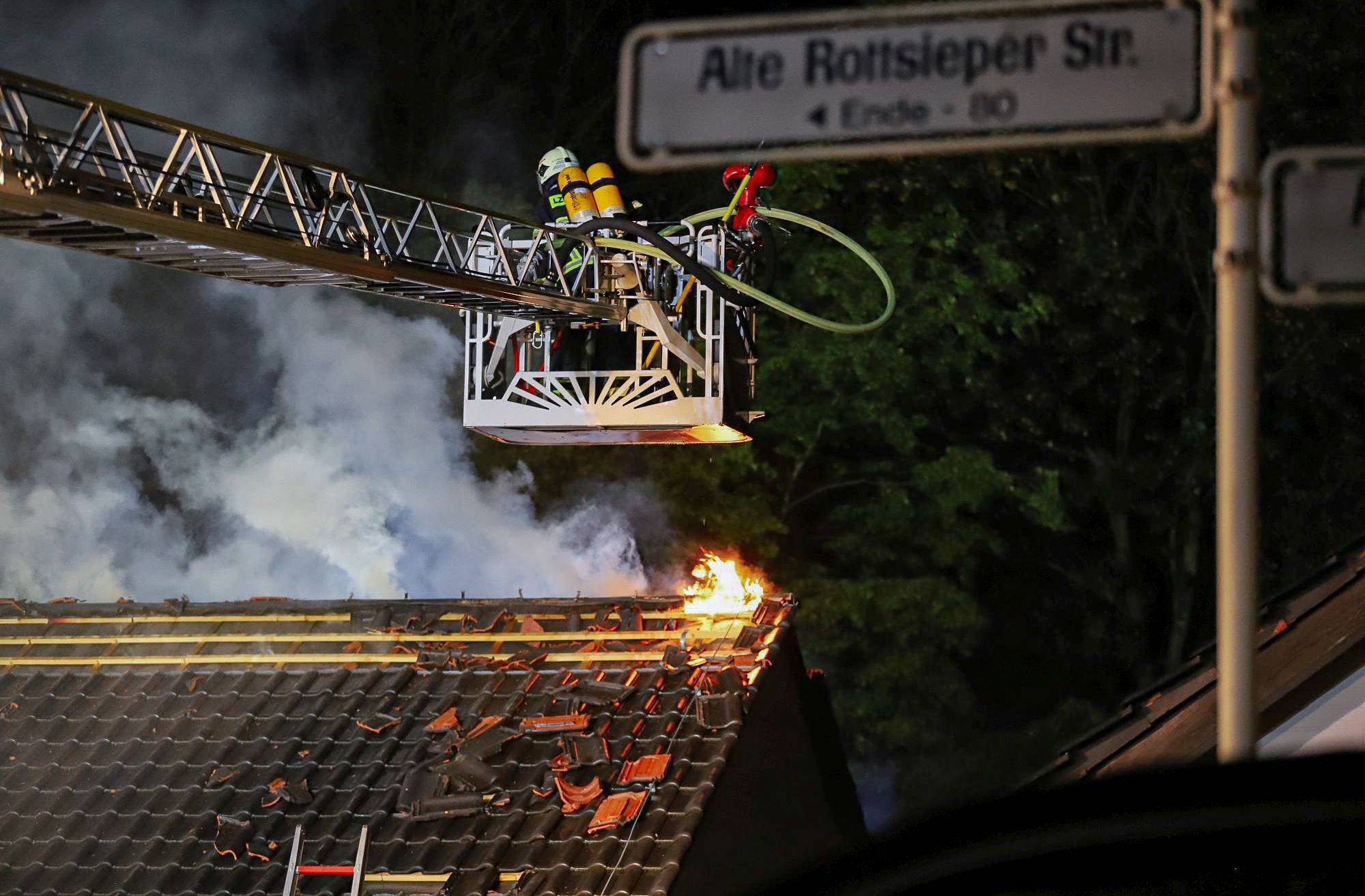 Dachstuhl in Wuppertal-Cronenberg  brannte in der Nacht