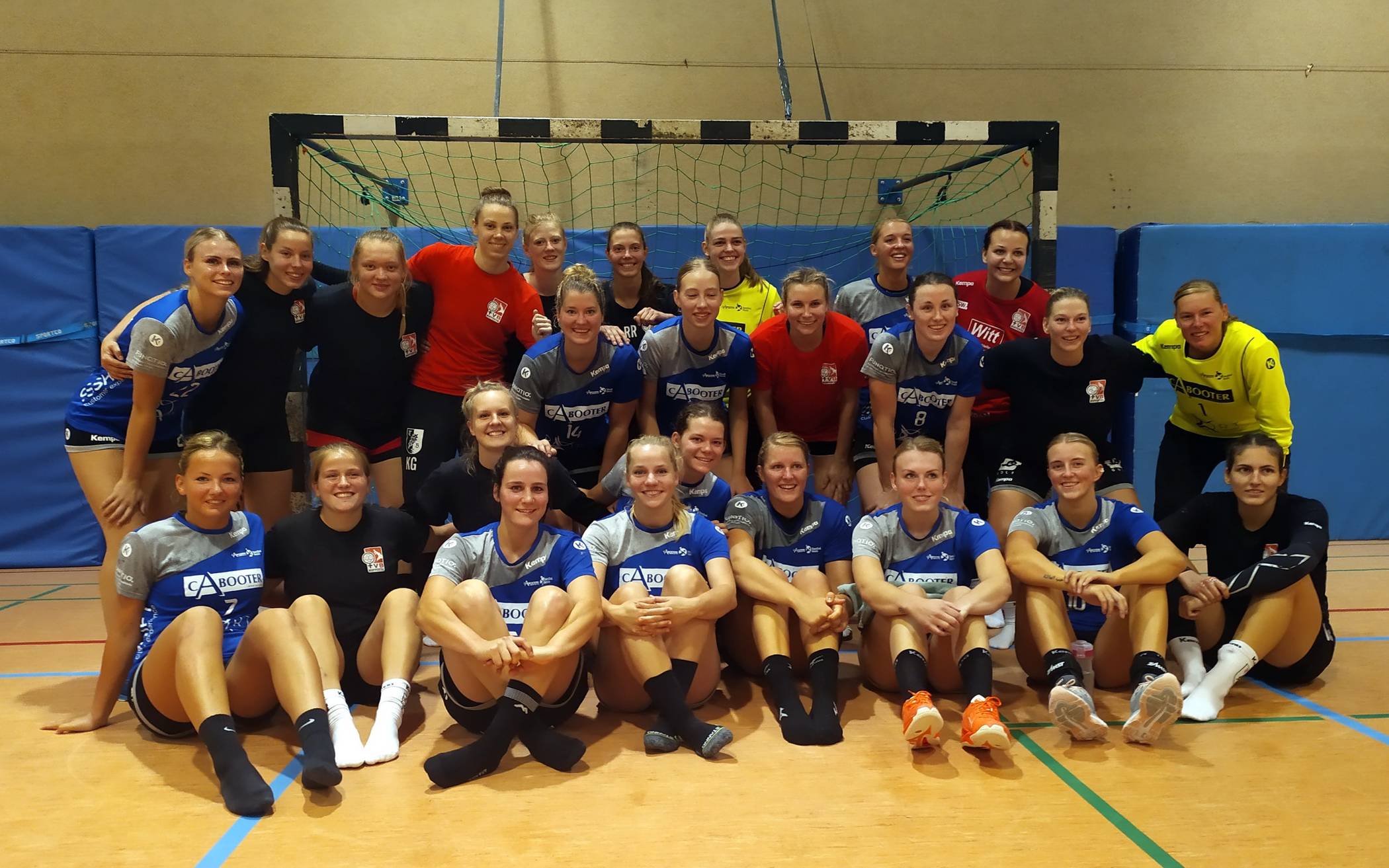  Die „Handballgirls“ des TVB und die Spielerinnen von Cabooter Handbal Venlo. 