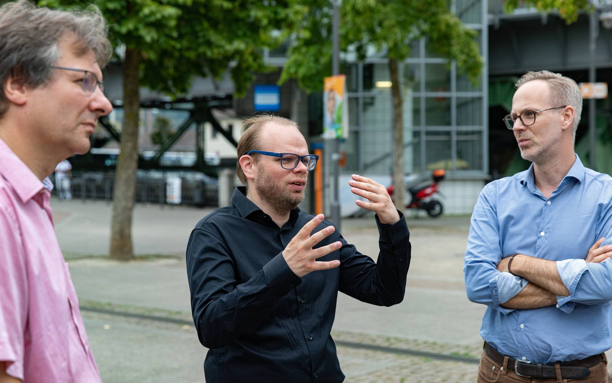  Helge Lindh (Mitte) mit Sebastian Fiedler vom Bund Deutscher Kriminalbeamter (r.) und Bernd Schäckermann (CVJM Oberbarmen) auf dem Berliner Platz. 