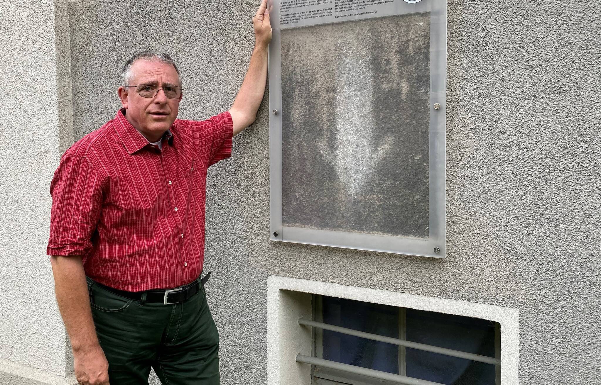 Mit weißen Pfeilen an der Fassade mussten früher Luftschutzbunker markiert werden. Im...