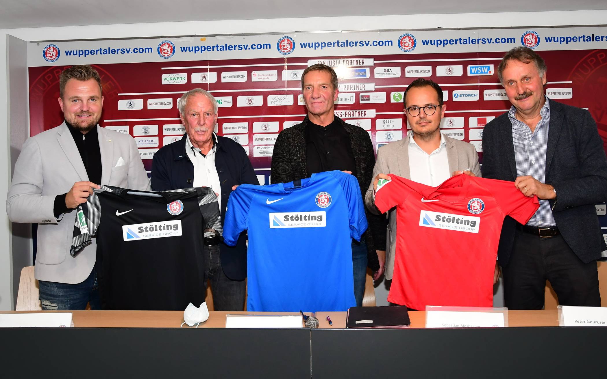 Die Stölting-Vertreter mit WSV-Vorstand Thomas Richter (Mitte), Sponsor Friedhelm Runge (2.v.li.) und Bundesliga-Urgestein Peter Neururer. 
