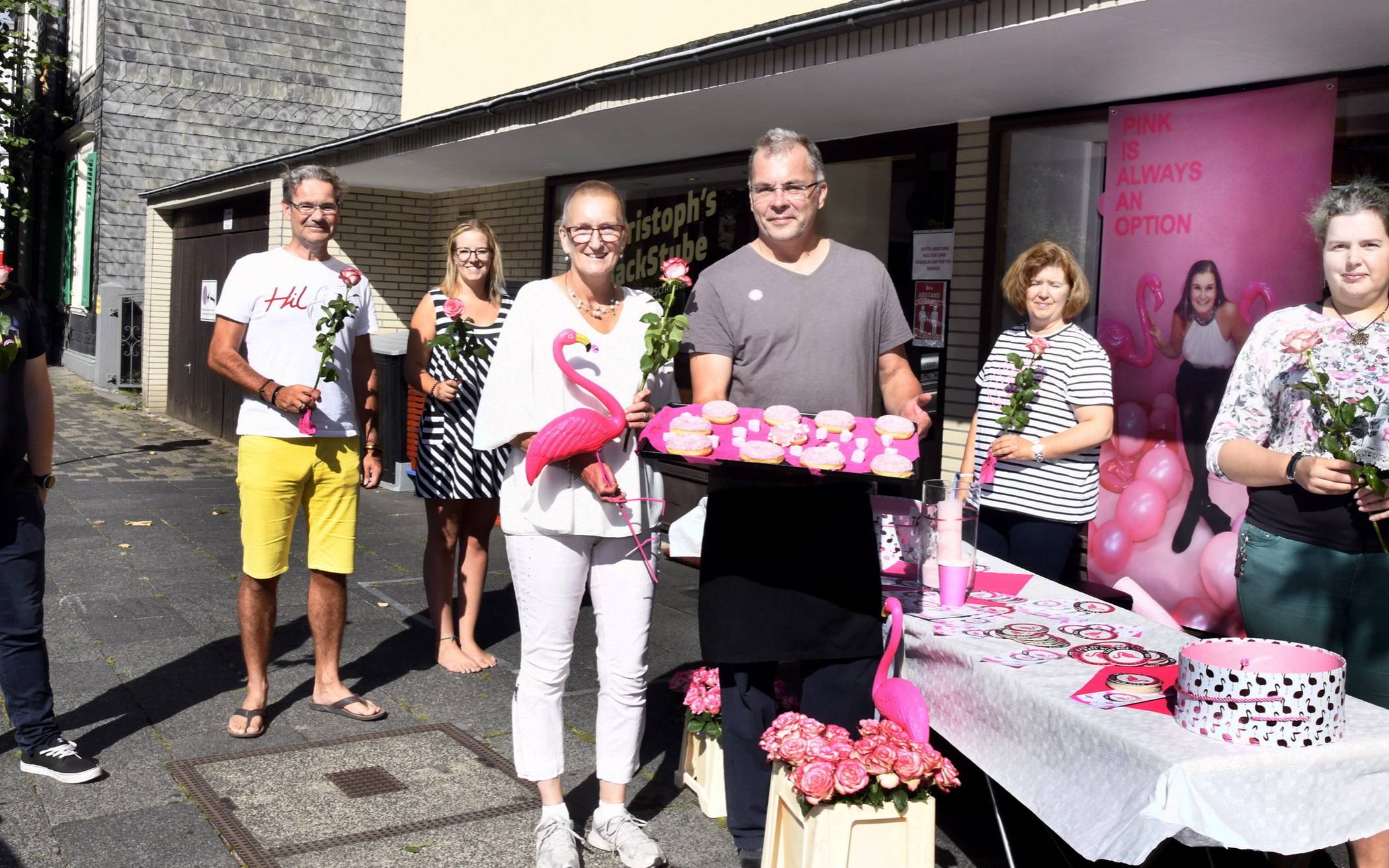  Martina Nierhoff (Mitte) mit Bäckermeister Christoph Fries, den „Go Pink“-Botschaftern Jennifer Caro und Maik Stupp sowie Nachbarn aus Beyenburg.  