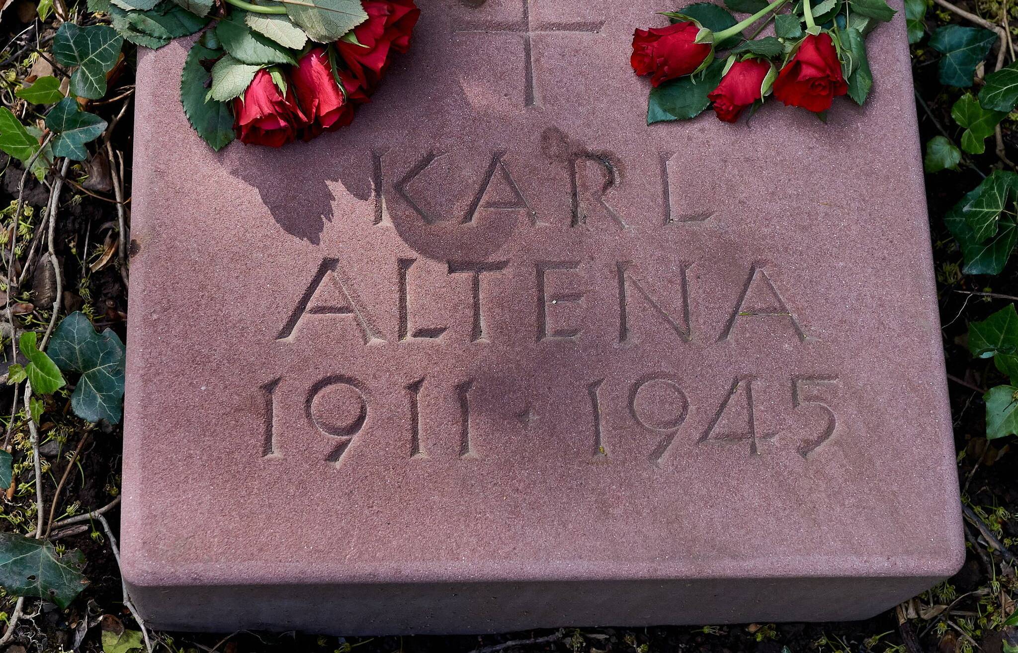  So sieht der neue Grabstein für den von den Nazis erschossenen Karl Wilhelm Altena auf dem Kommunalfriedhof Friedhof in Ronsdorf aus.                   