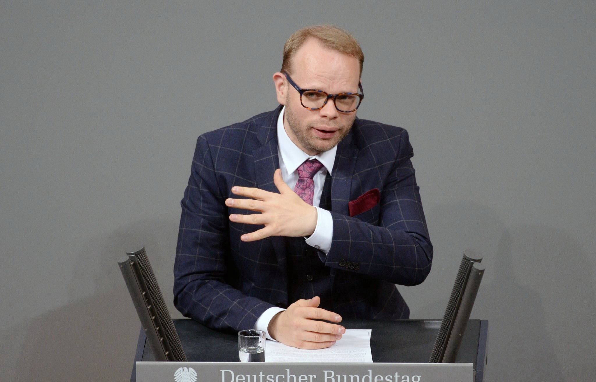  Helge Lindh bei einer Rede im Bundestag. 