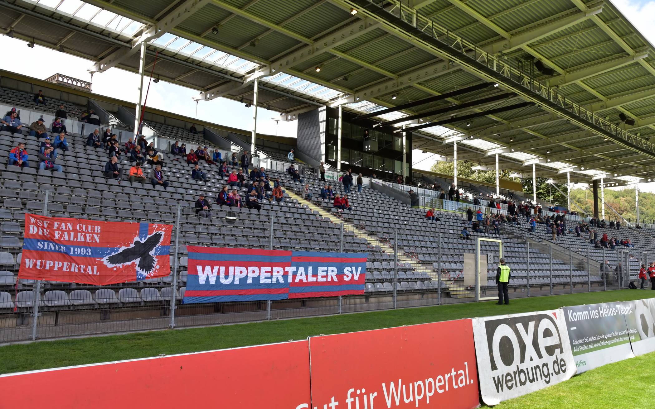  Die „ausverkaufte“ Haupttribüne beim Saisonauftakt gegen RW Ahlen (1:0). 