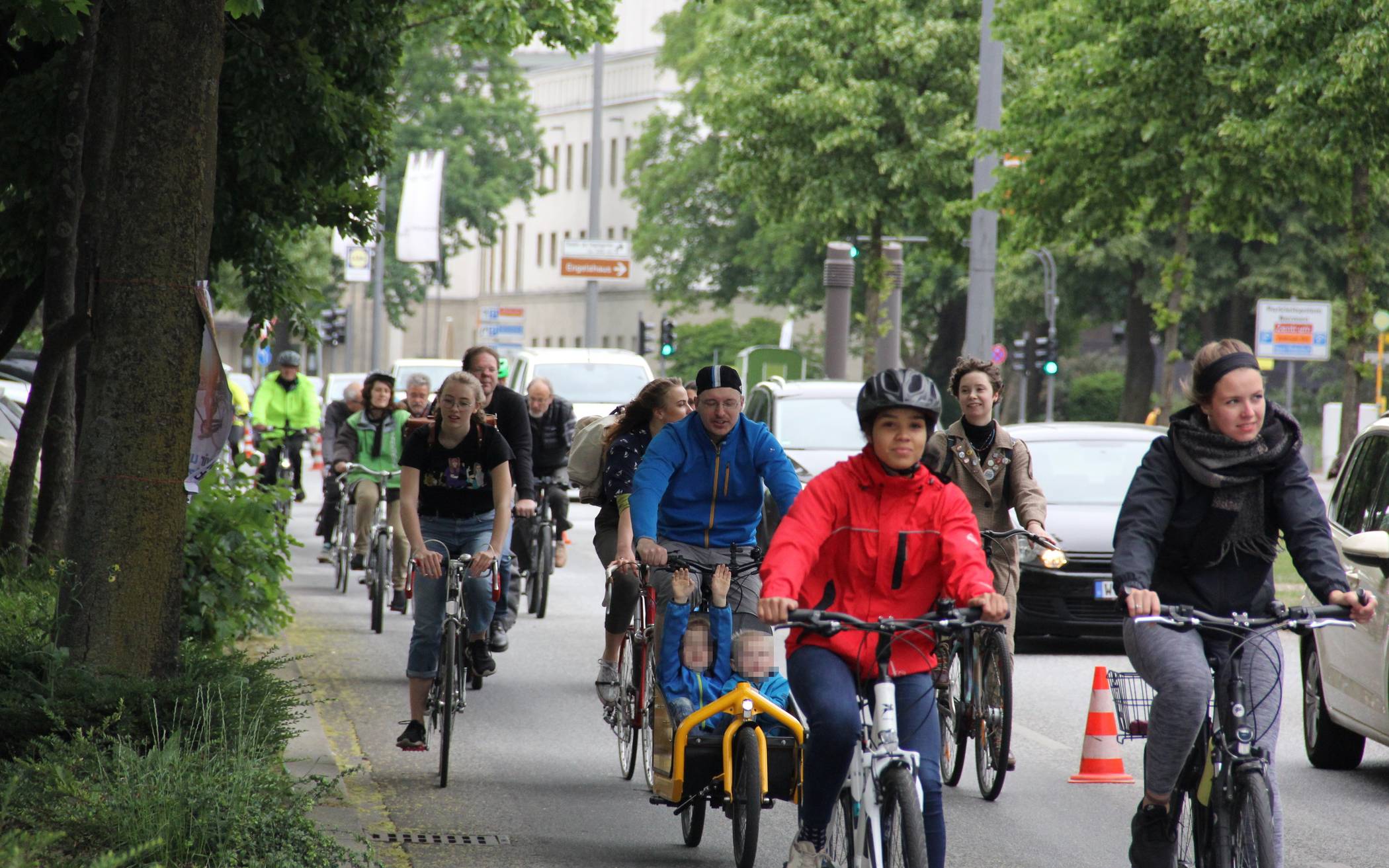  Jede Menge Räder auf der Straße: Das gibt’s bei der Aktion „Kidical Mass“ auch in Wuppertal.  
