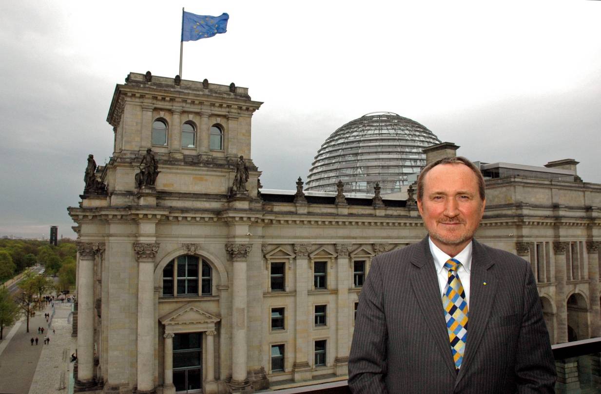 Manfred Todtenhausen vor dem Reichstagsgebäude in
