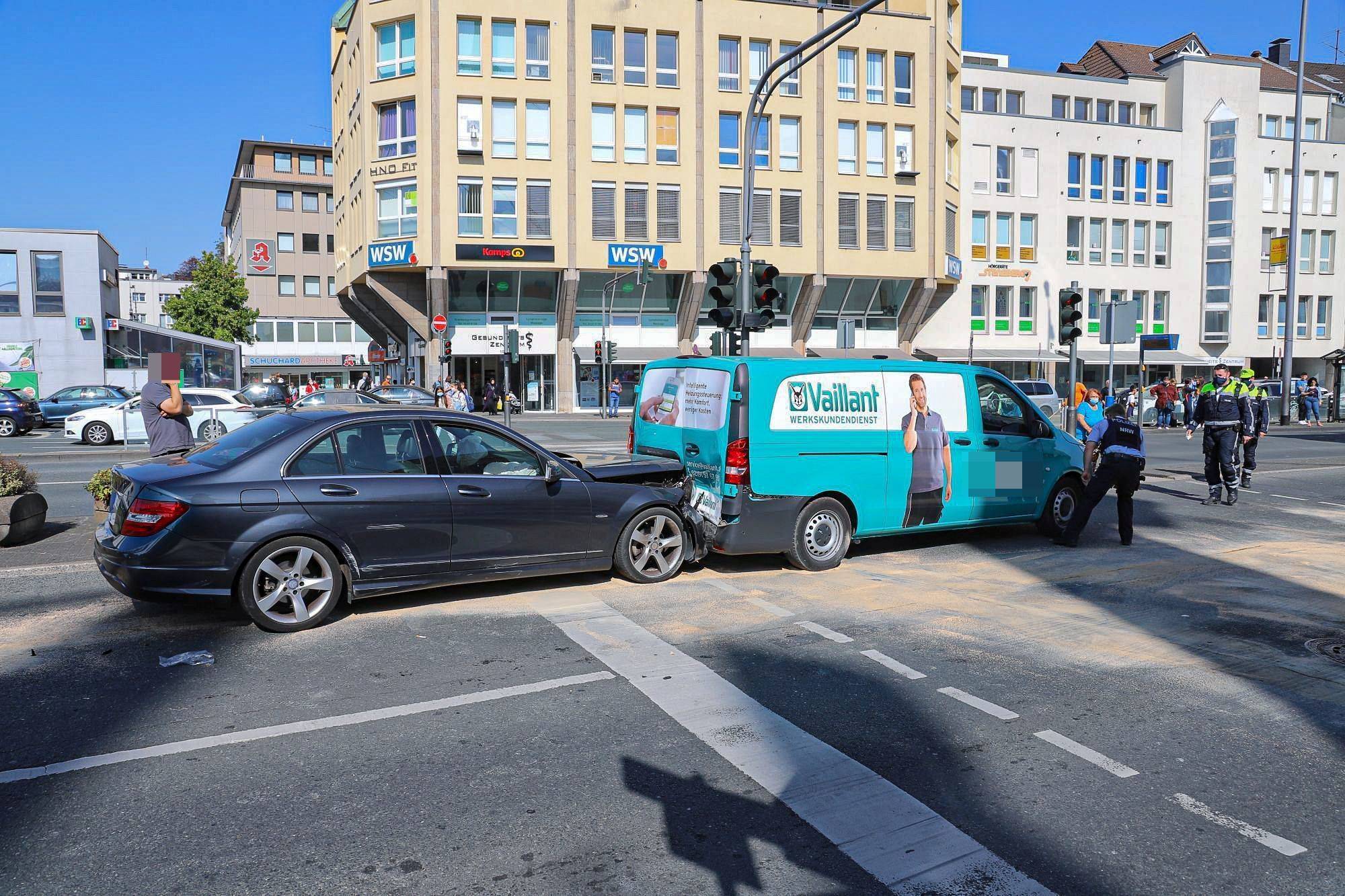  Der Mercedes musste abgeschleppt werden. 