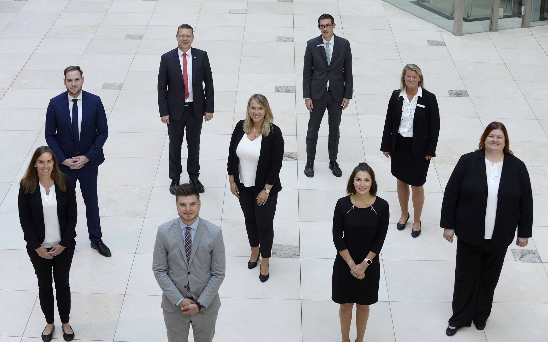  Die sechs neuen IHK-Versicherungsfachleute mit ihren Ausbildungsmentoren von der Sparkasse Wuppertal. 