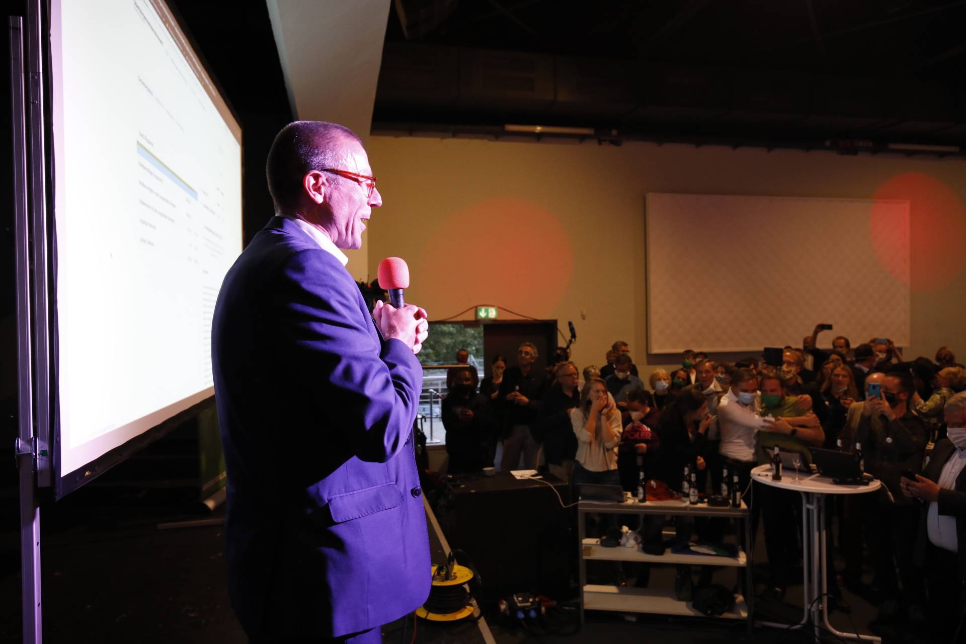  Uwe Schneidewind bei einer ersten Dankesrede. 