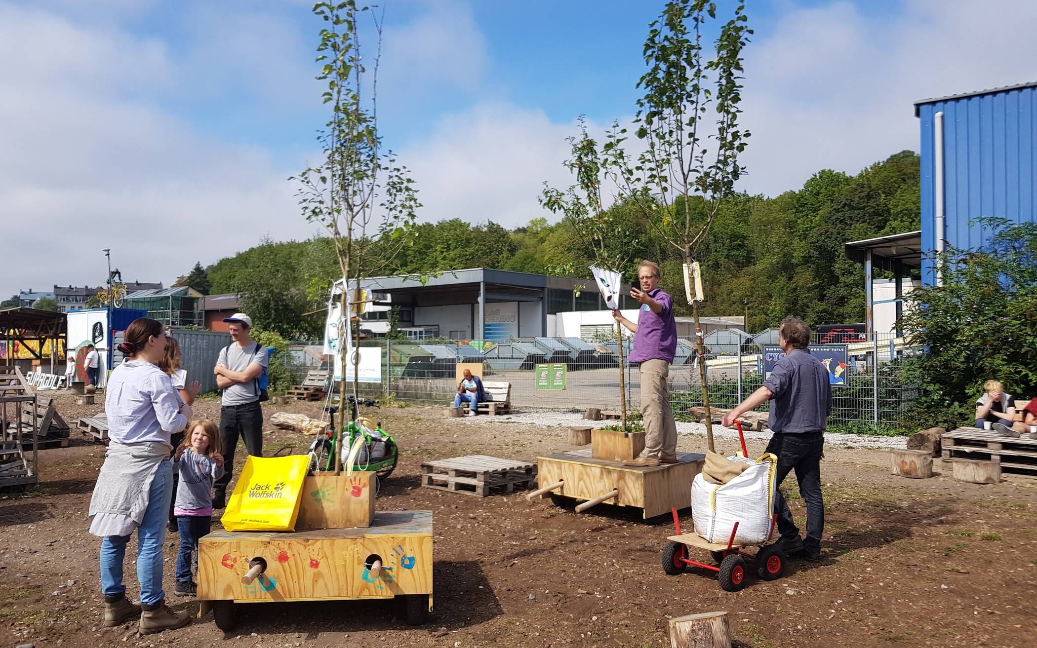  Die Initiative Talbuddeln und die IG Wuppertals Urbane Gärten richten eine öffentliche Obstbaumwiese ein.  