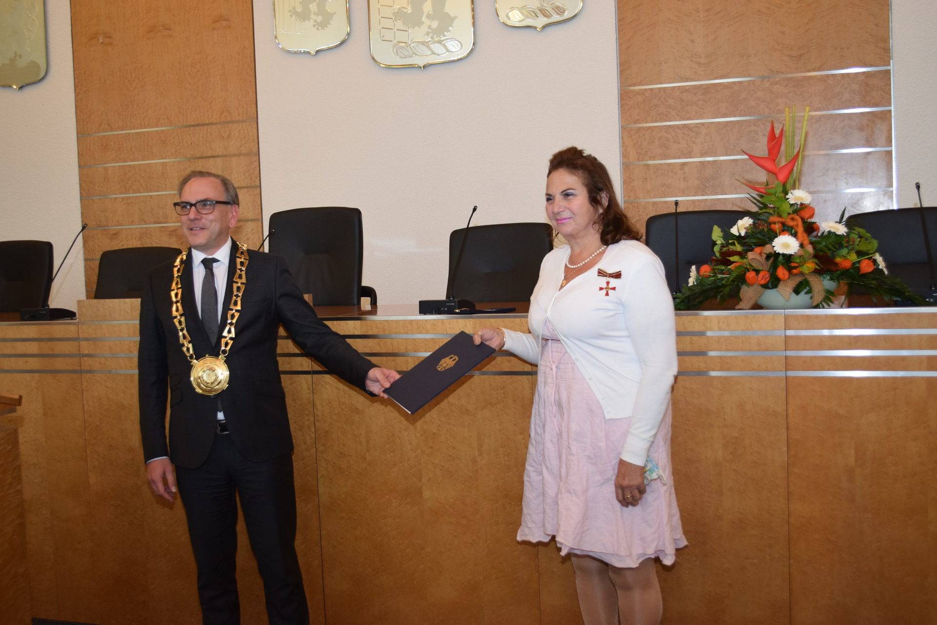  Oberbürgermeister Andreas Mucke übergab Georgia Manfredi das Bundesverdienstkreuz am Bande.    