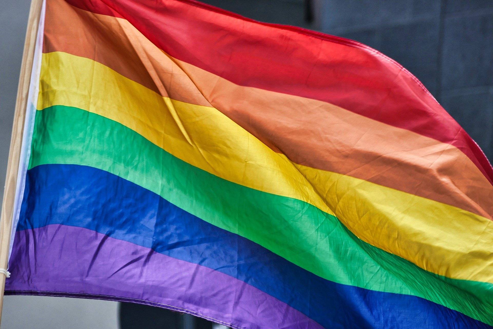 Regenbogenfahne am Rathaus zum „Coming Out Day“