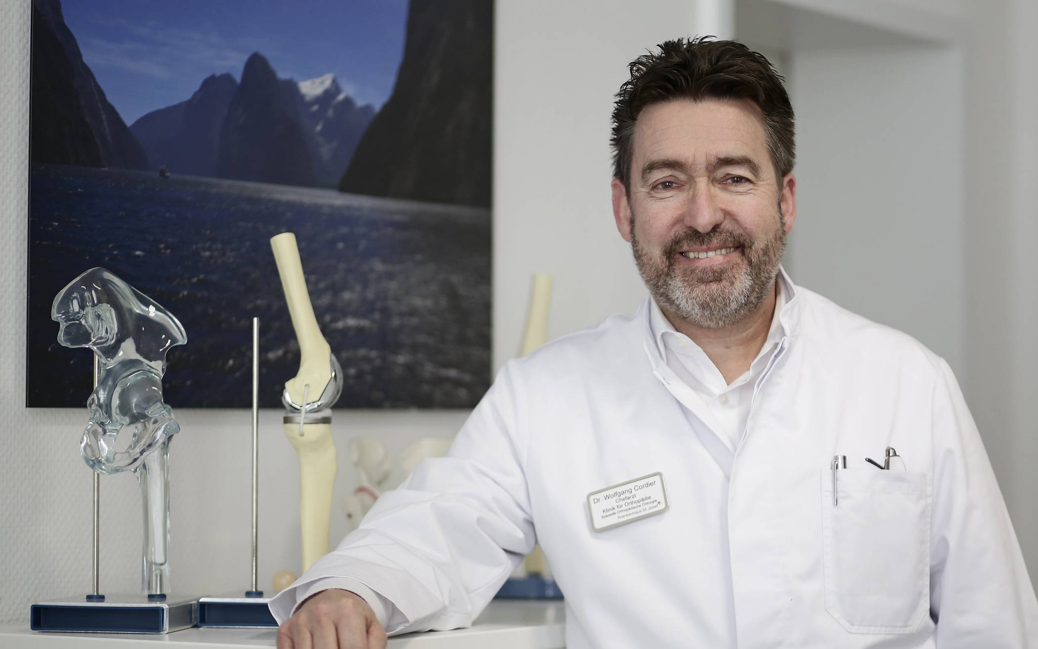  Dr. Wolfgang Cordier ist Chefarzt Endoprothetikzentrums der Maximalversorgung am Wuppertaler Krankenhaus St. Josef, das über 50 Jahre Erfahrung auf diesem Gebiet verfügt. 