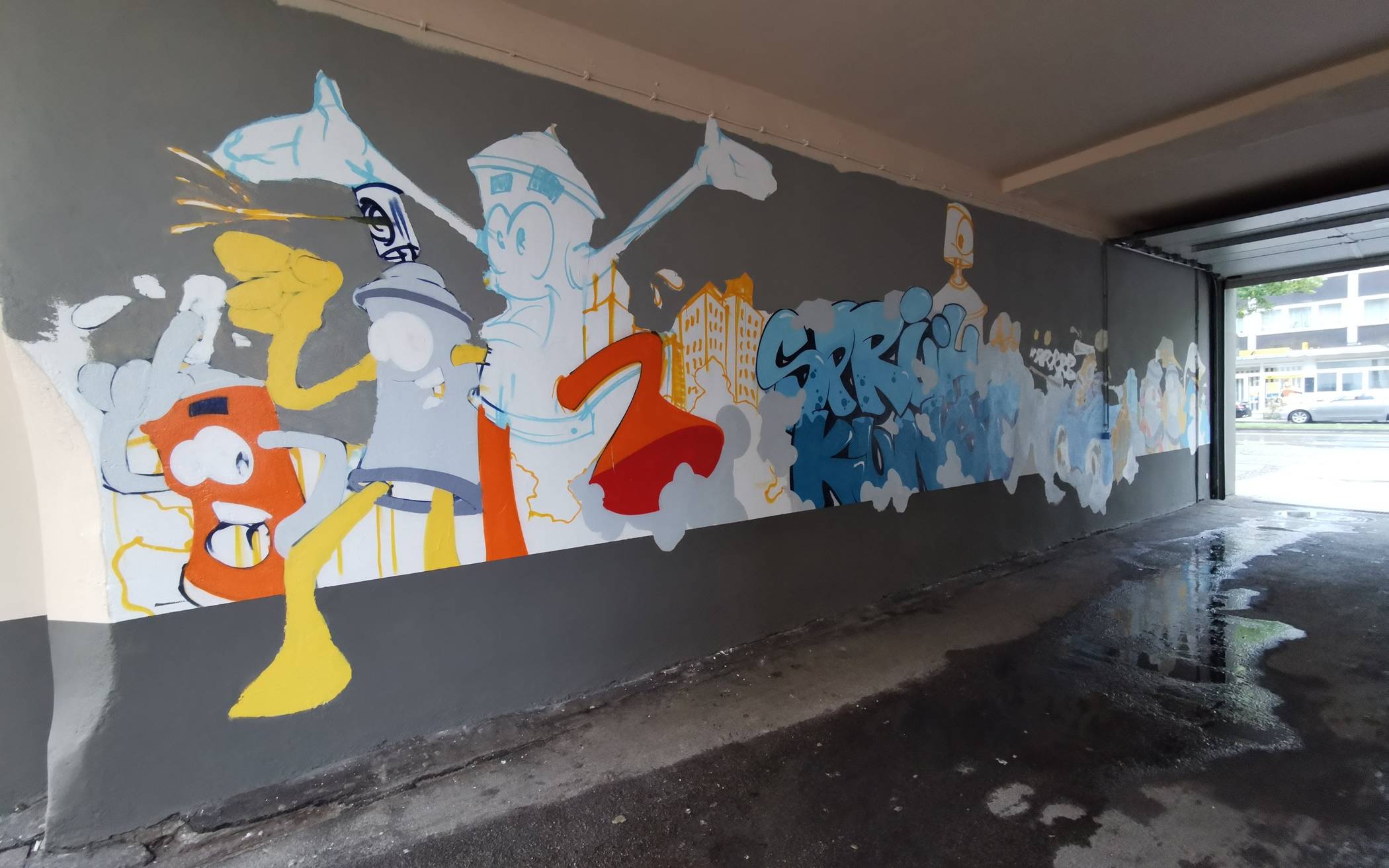Graffiti verschönern Durchgang zu städtischen Beratungsangeboten