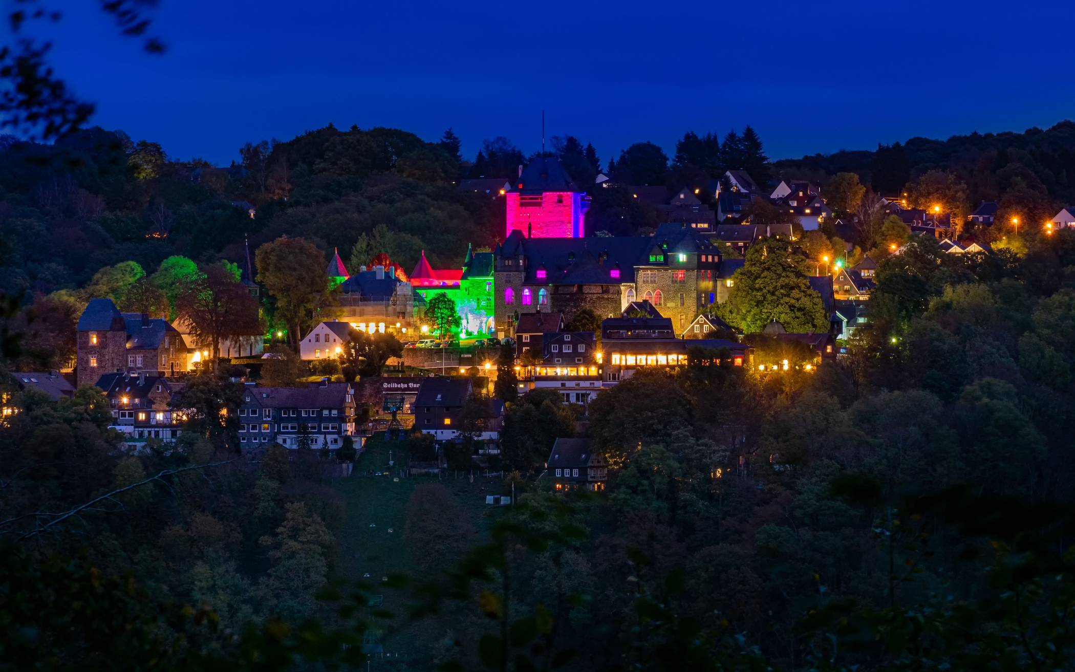 Schloss Burg leuchtet farbenfroh
