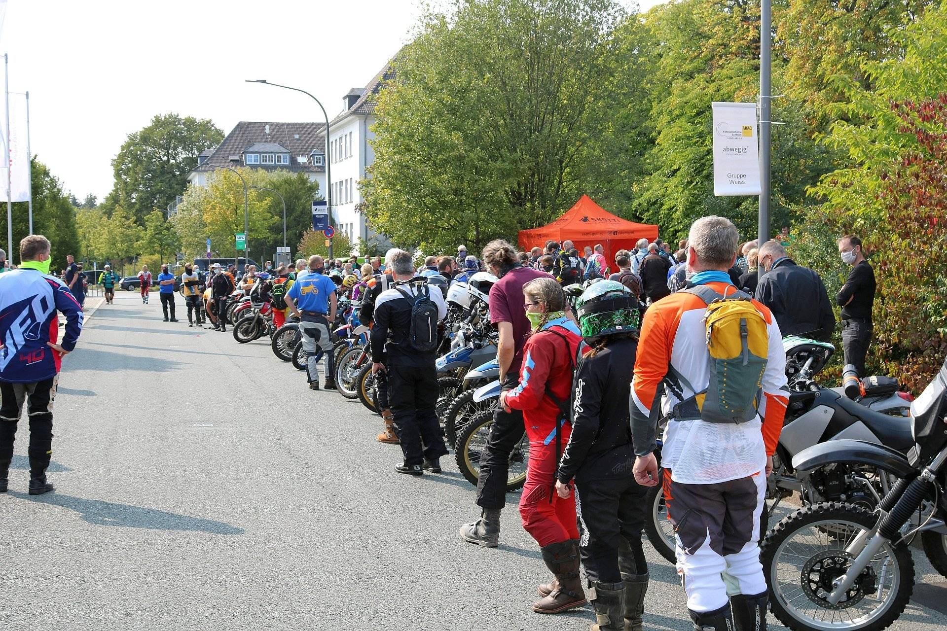  Die Startaufstellung – mit Mundschutz. 