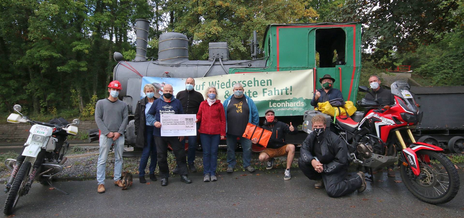  Die Spendenübergabe an die Stiftung Kalkwerke Oetelshofen. 