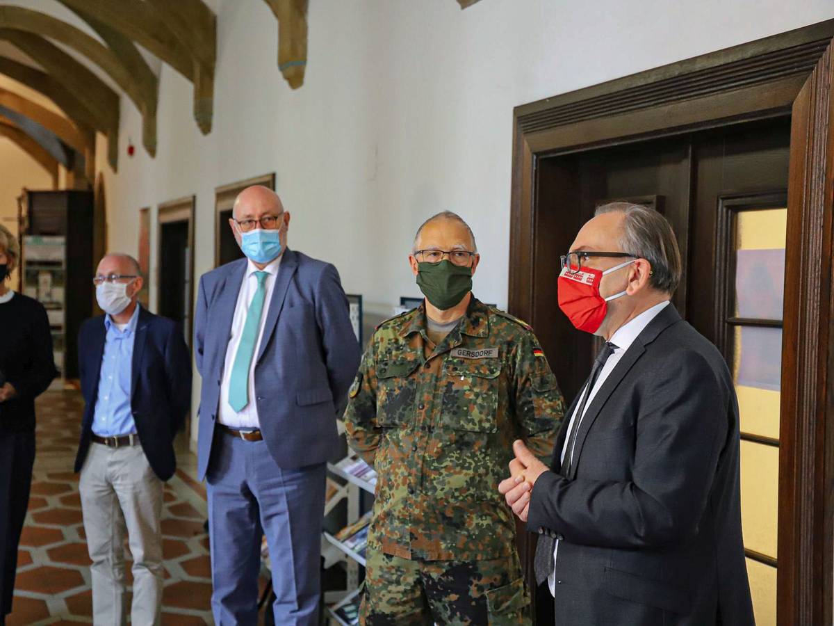 Soldaten im Wuppertaler Rathaus
