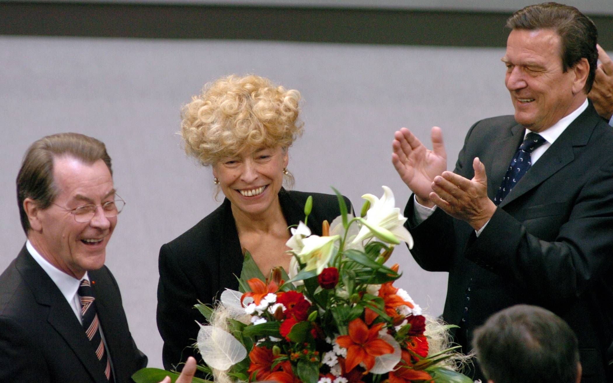  Bundesversammlung zur Wahl des Bundespräsidenten am 23. Mai 2004 im Reichstagsgebäude: Gesine Schwan mit Bundeskanzler Gerhard Schröder und dem SPD-Parteivorsitzenden Franz Müntefering. 