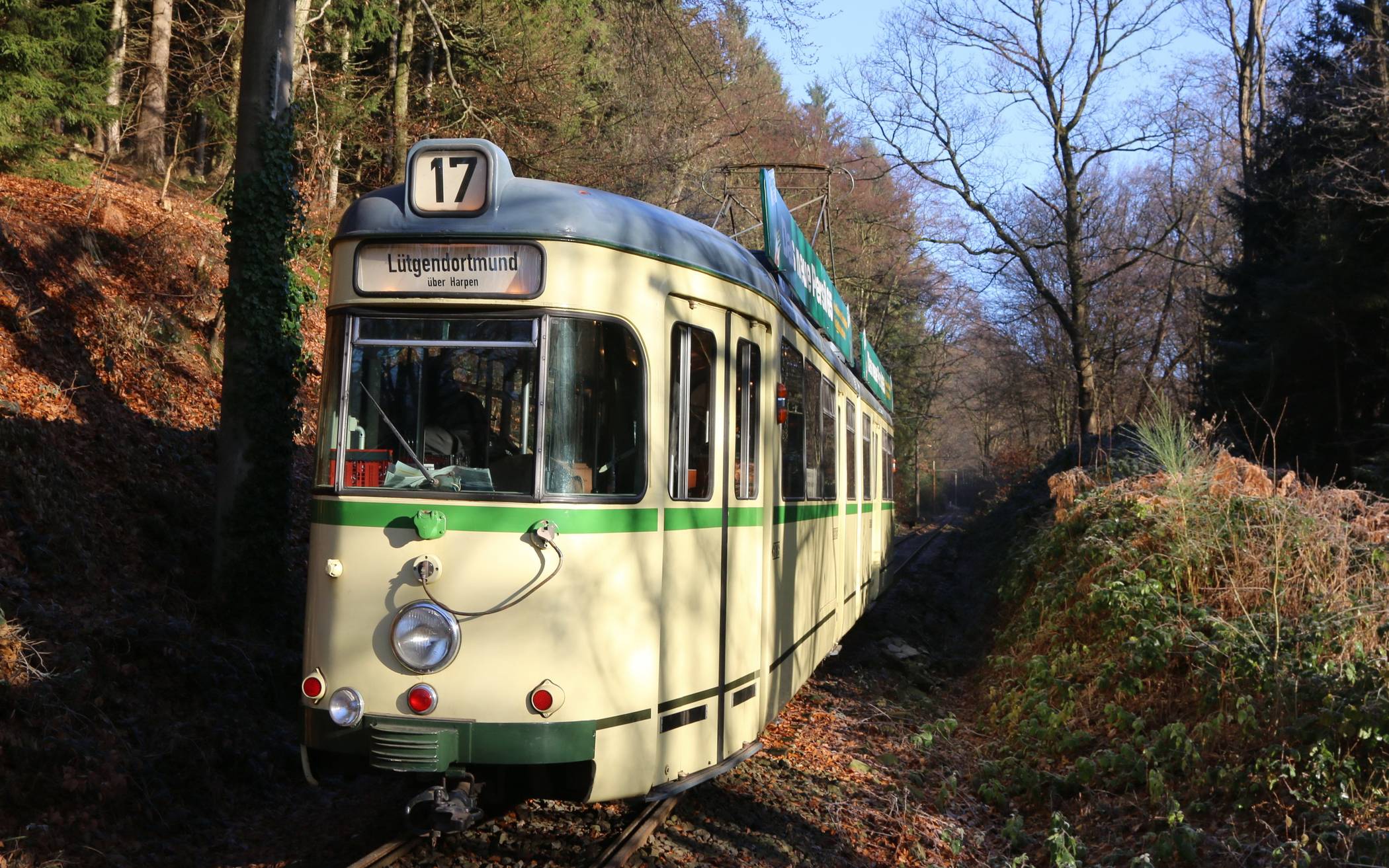 Mit der historischen Tram in den Herbstwald