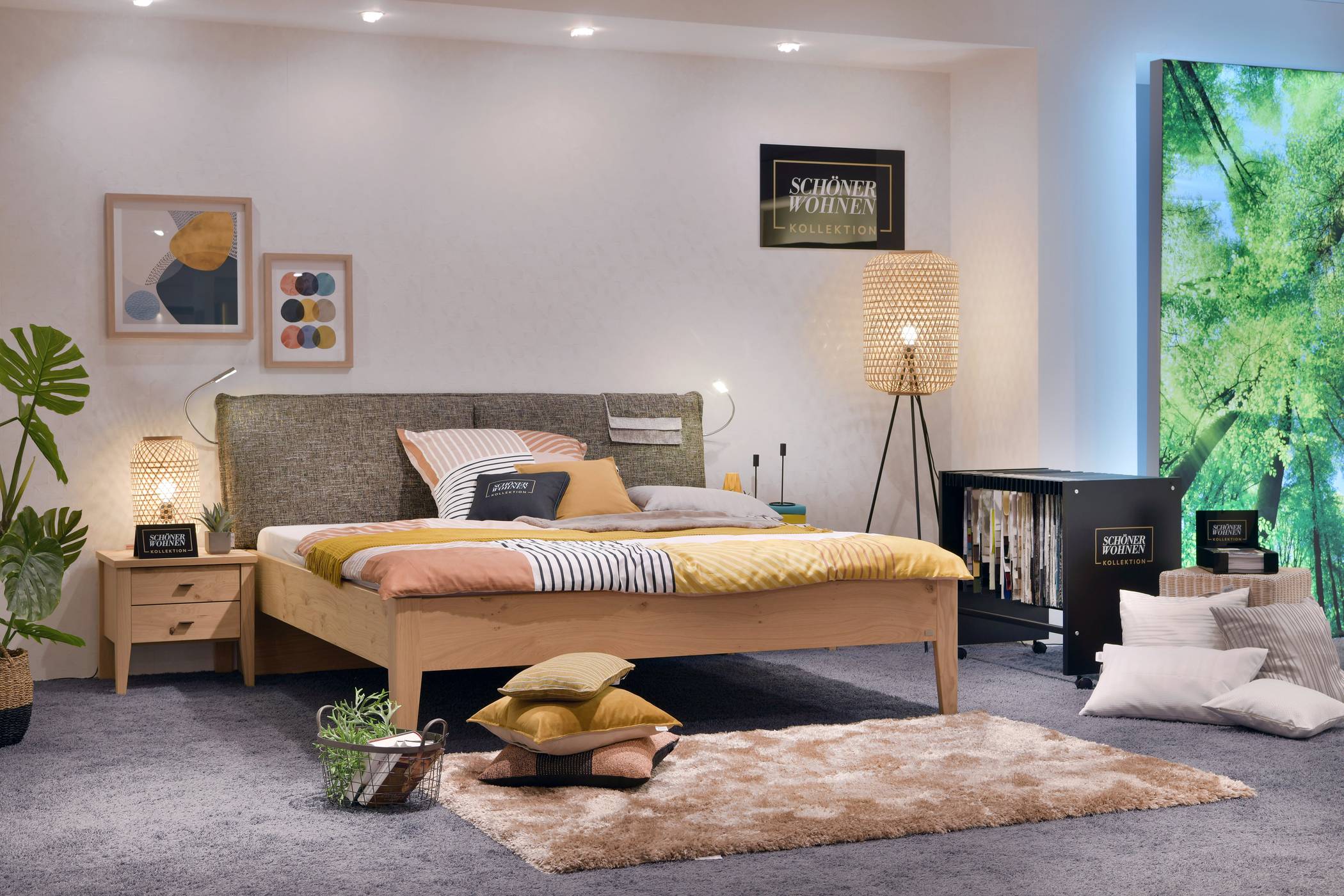  Accessoires wie Decken oder Kissen, die sehr detailreich sind, tragen zu einem klaren, einheitlichen Wohnbild bei. Foto: Schaffrath 