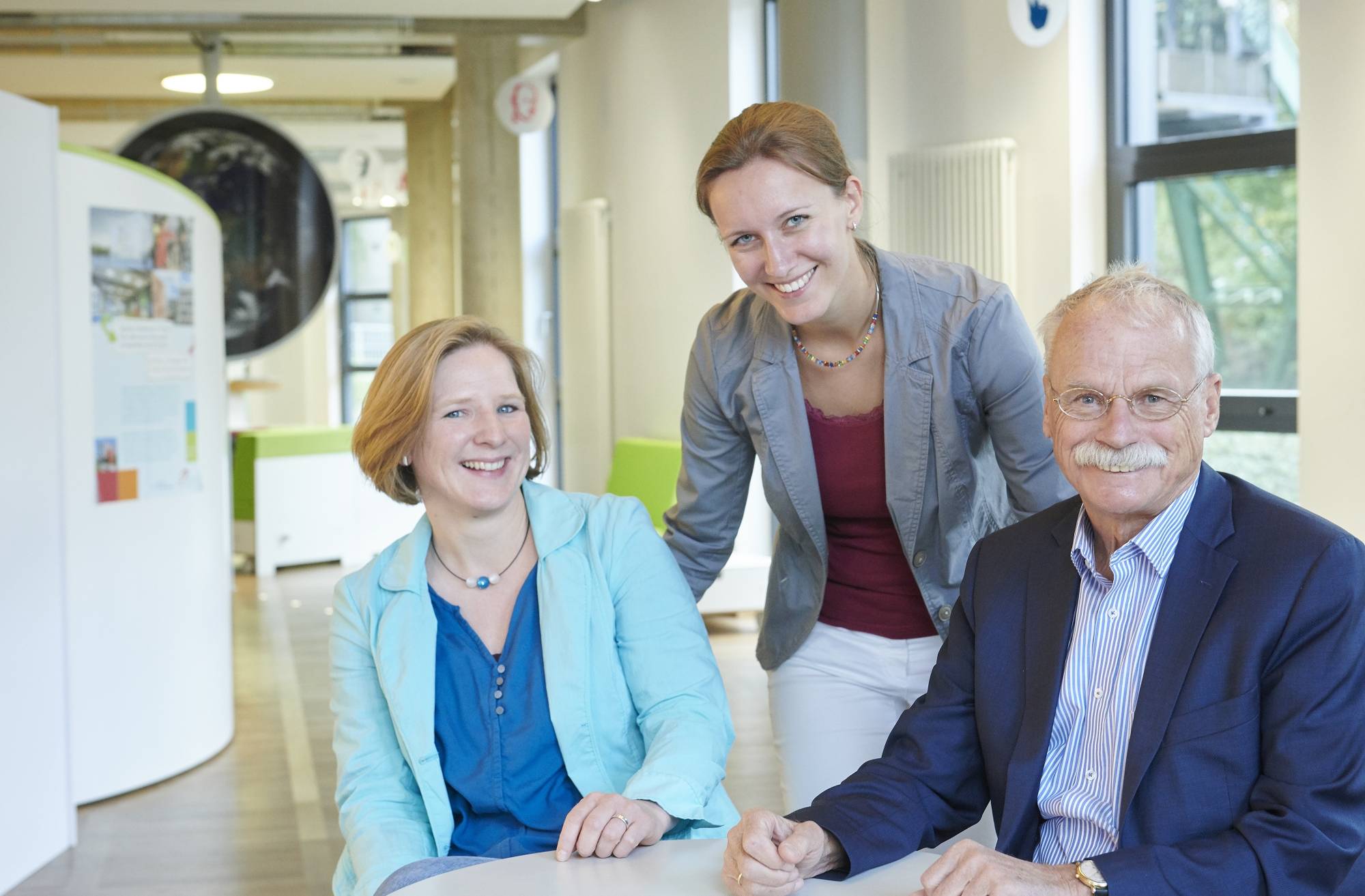  Prof. Dr. h.c. Ernst-Andreas Ziegler mit Prokuristin Dr. Annika Spathmann und Dr. Ariane Staab (von re.) von der Junior Uni-Geschäftsführung. 