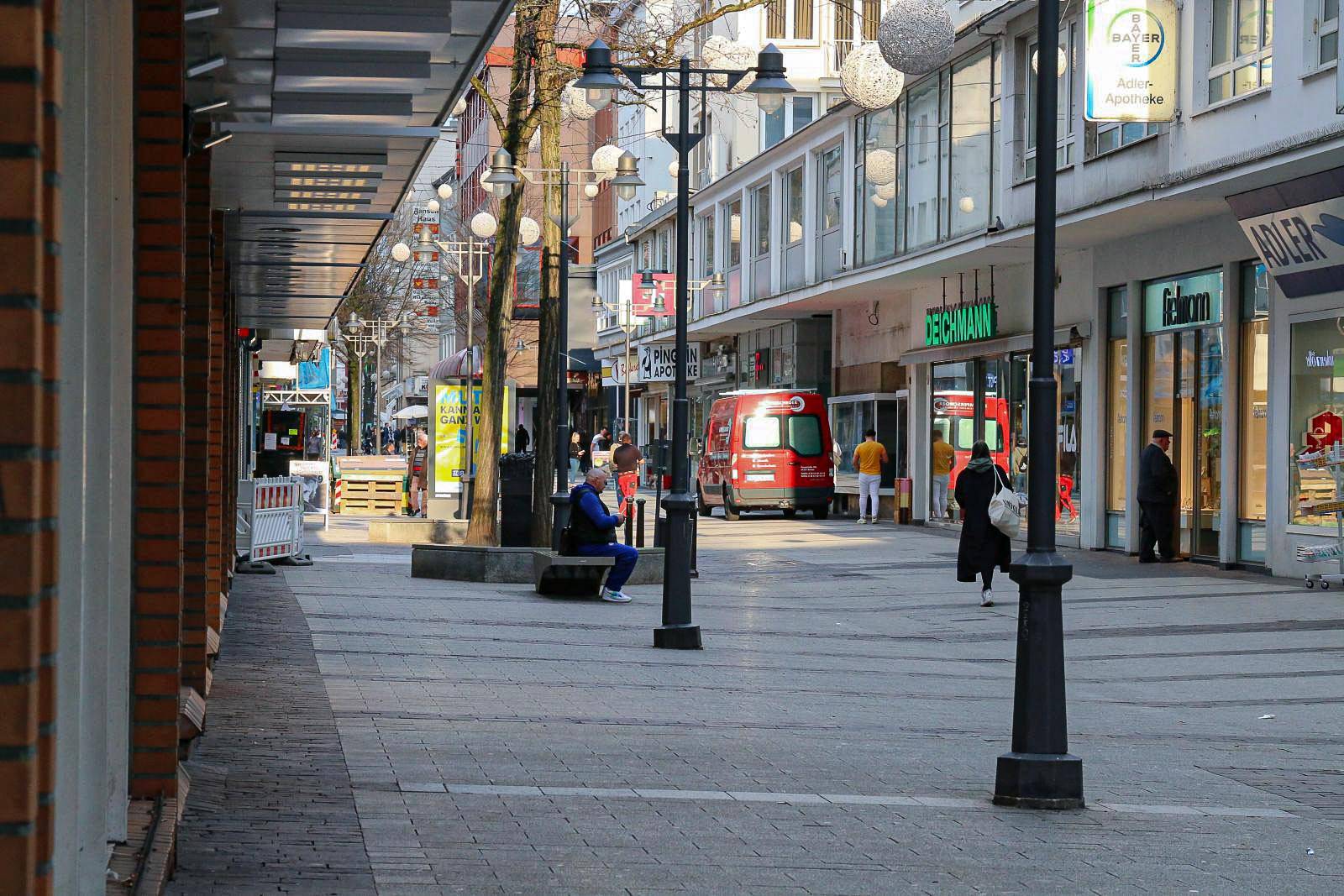 Die Fußgängerzone in Wuppertal-Barmen während des