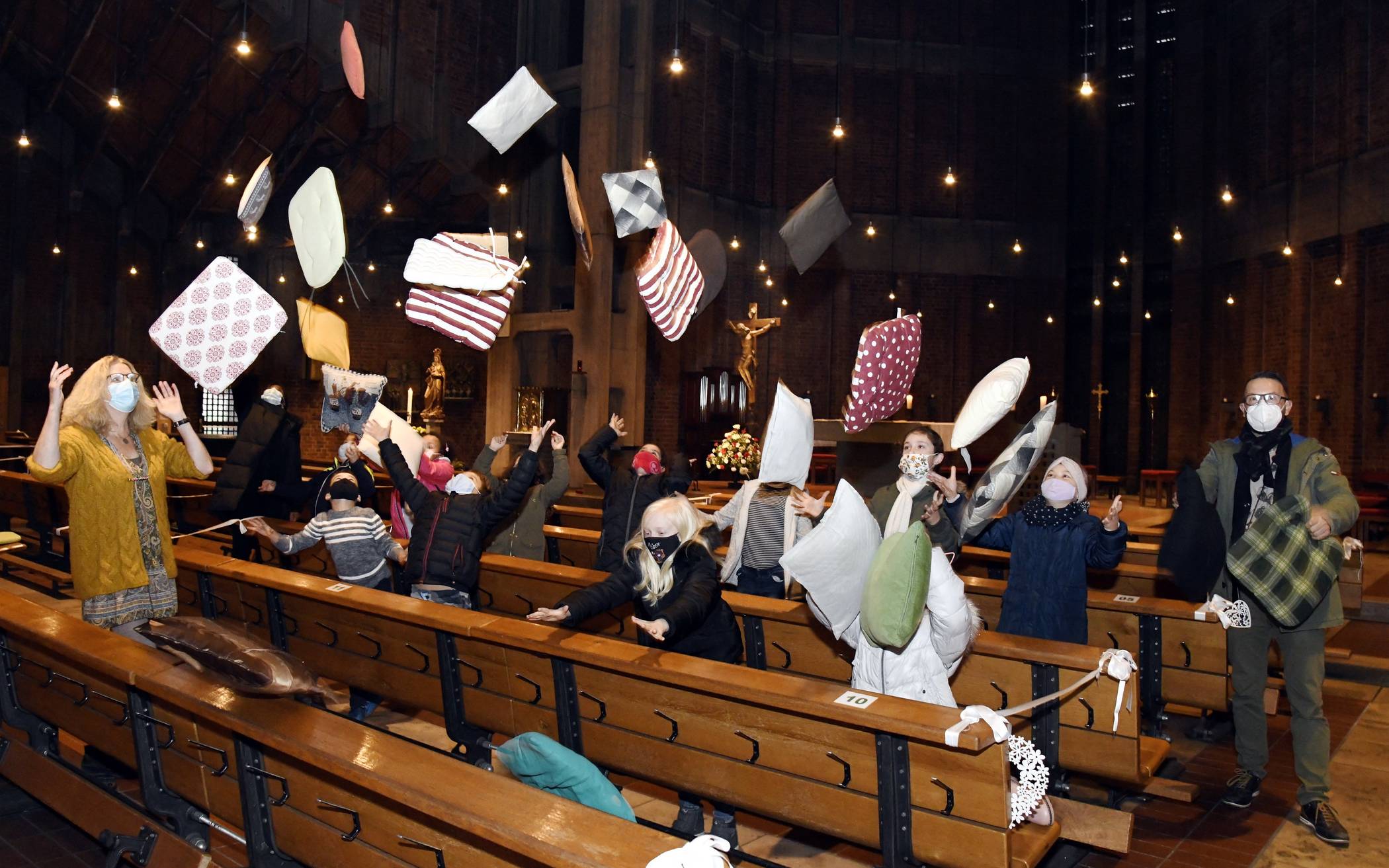Jede Menge Kissen-Spenden gegen kalte Kirchenbänke