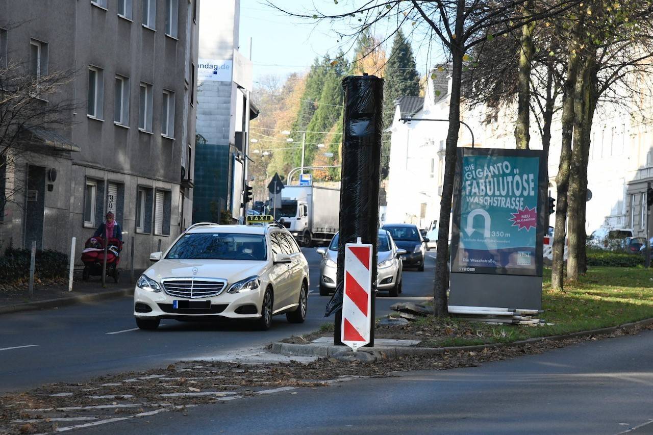Der neue Blitzer an der Briller Straße steht im oberen vierspurigen...
