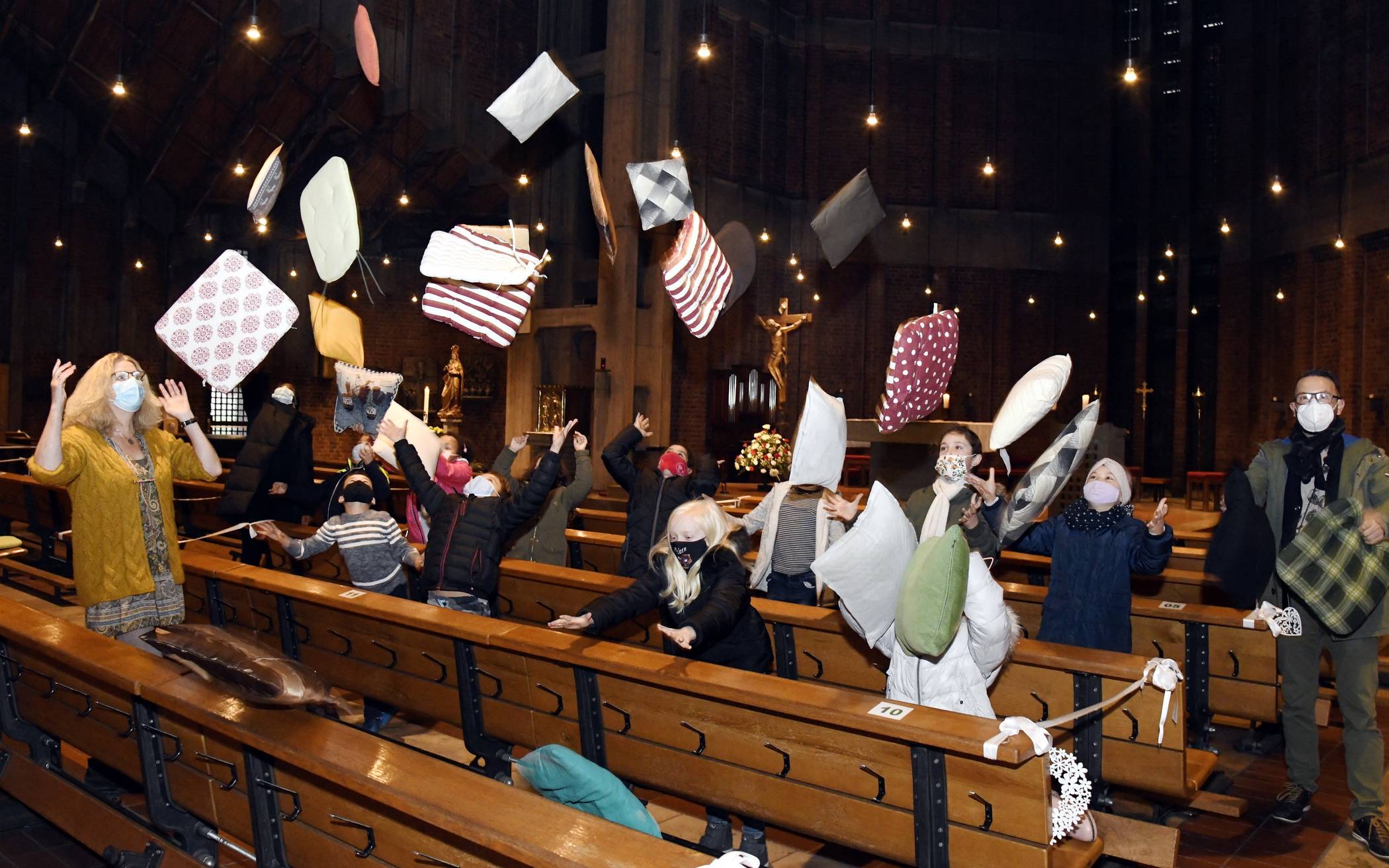 Jede Menge Kissen-Spenden gegen kalte Kirchenbänke