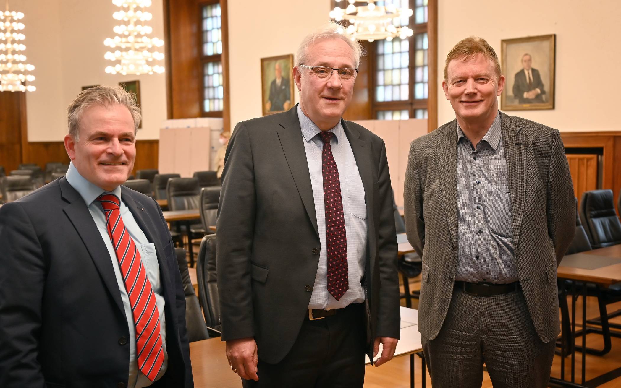 Von li.: Dr. Matthias Leder (Hauptgeschäftsführer IHK Gießen-Friedberg), Uwe Mensch (Geschäftsführer Bergische IHK) und Michael Wenge (Hauptgeschäftsführer Bergische IHK). 