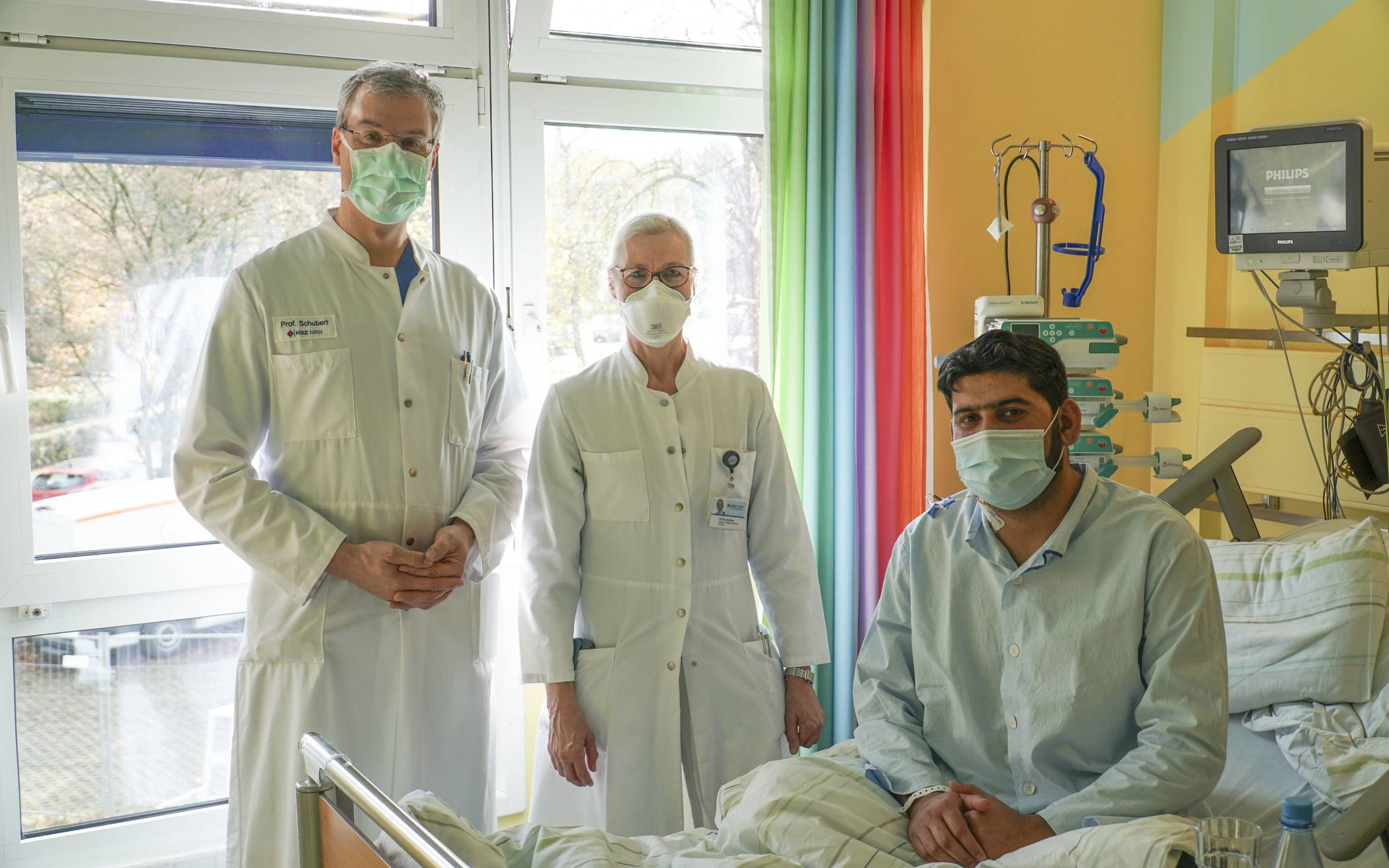 Prof. Dr. Stephan Schubert (l.) hat die neue Herzklappe mit dem Katheter implantiert. Herzchirurgin Dr. Ute Blanz (Mitte) operierte Ahsanulla Nematullah, als er elf Jahre alt war.