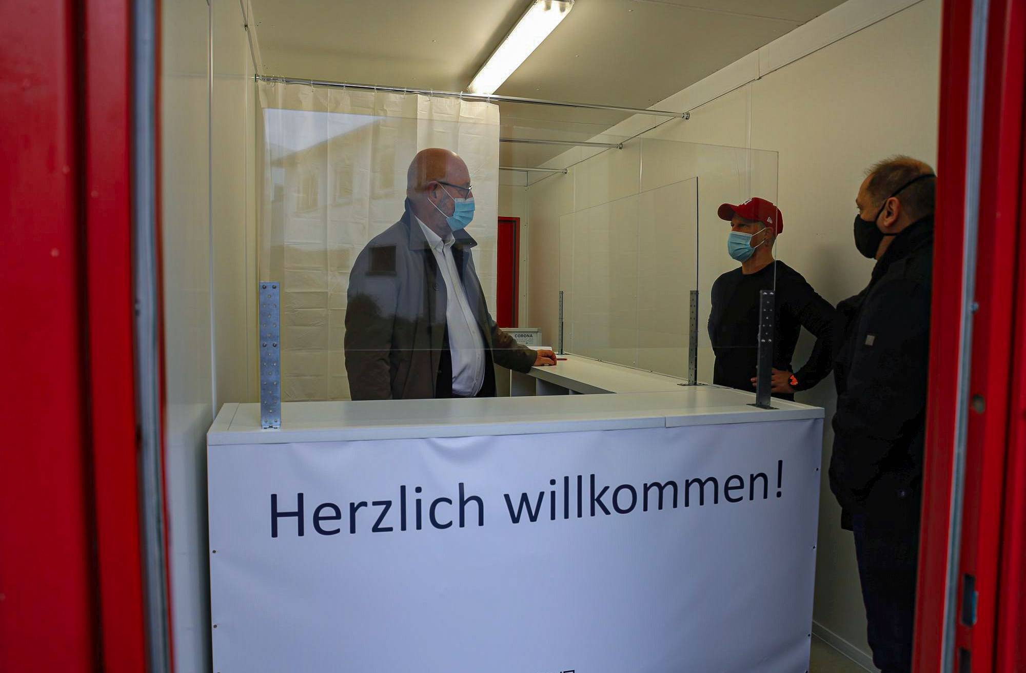  Bild von der Eröffnung des Elberfelder Testzentrums. 