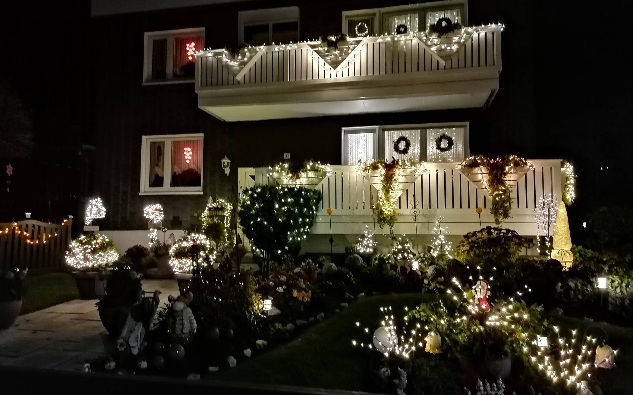  In der Korzerter Straße ist wieder ein Weihnachtshaus im Lichterglanz zu sehen. „Es wird von Nachbarn und Passanten gerne bewundert und bildlich festgehalten“, freut sich Charlotte Swienty. Sie möchte „diese etwas andere Zeit etwas erhellen und Freude bringen“. 