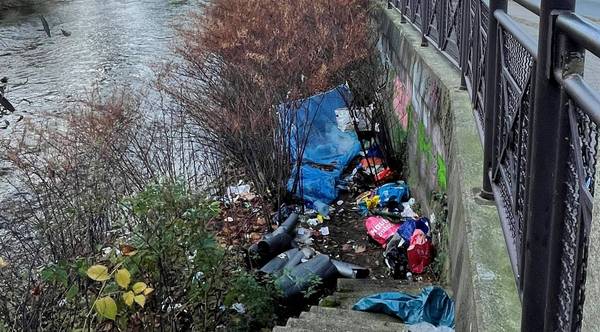 "Wupper-Putz-Team" von AWG und ESW beseitigt Müllkippe in Wuppertal