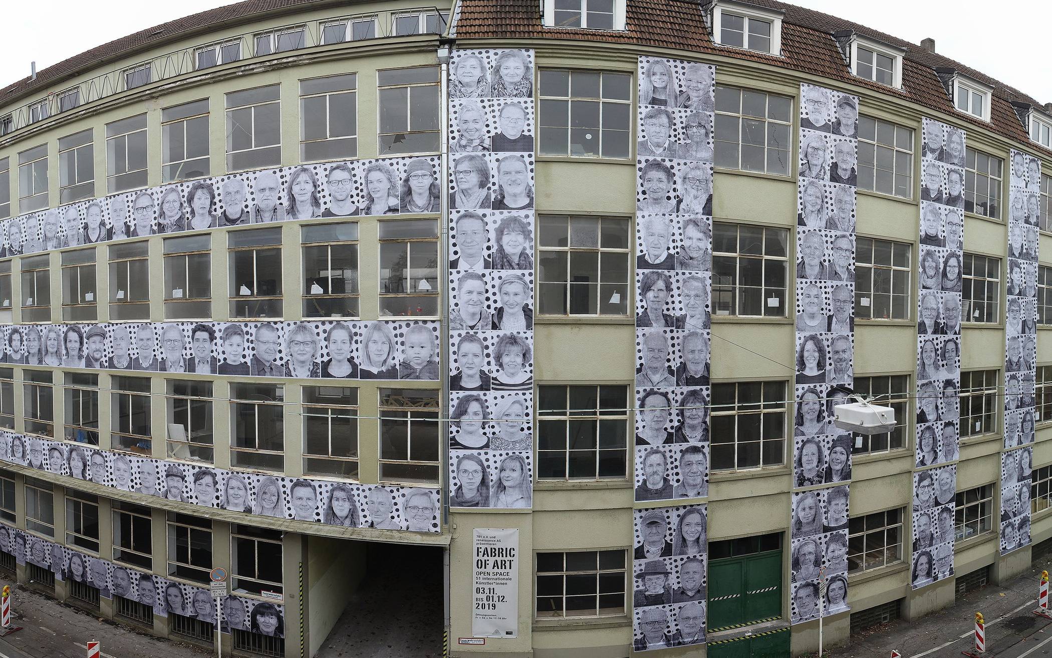  An der Gewerbeschulstraße in Heckinghausen hat sich das Ex-Firmengebäude von Kaiser &amp; Dicke jetzt zu einer öffentlichen Präsentationsfläche für die 200 Gesichter der Kunst-Aktion „Inside Out Engels“ verwandelt. 