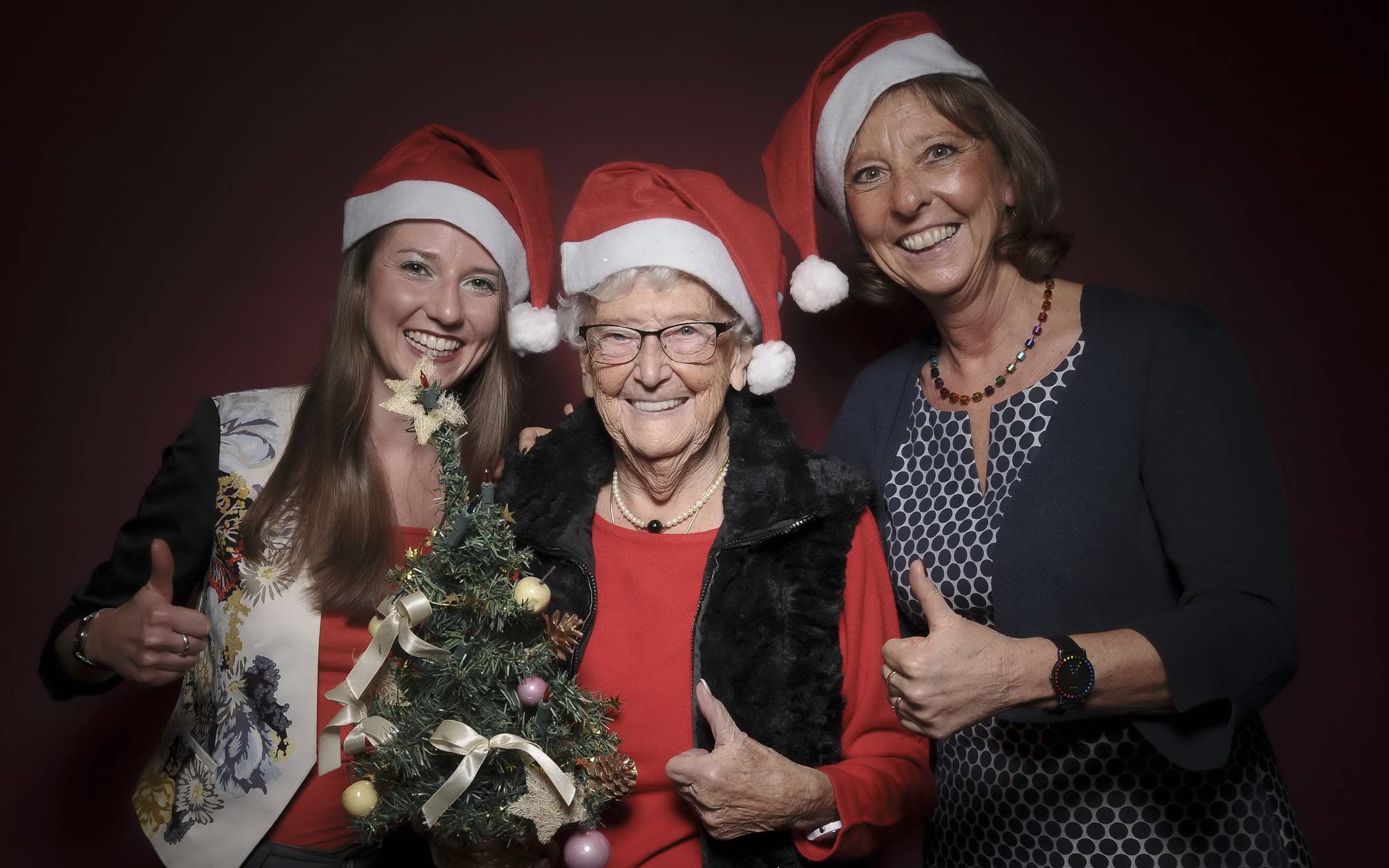  Drei Frauenpower-Generationen: Nach der notgedrungen kleineren Feier zum 100. Geburtstag freut sich Lotte Deißmann jetzt mit Tochter Birgit Lesser und Enkelin Fee Lesser auf Weihnachten. 