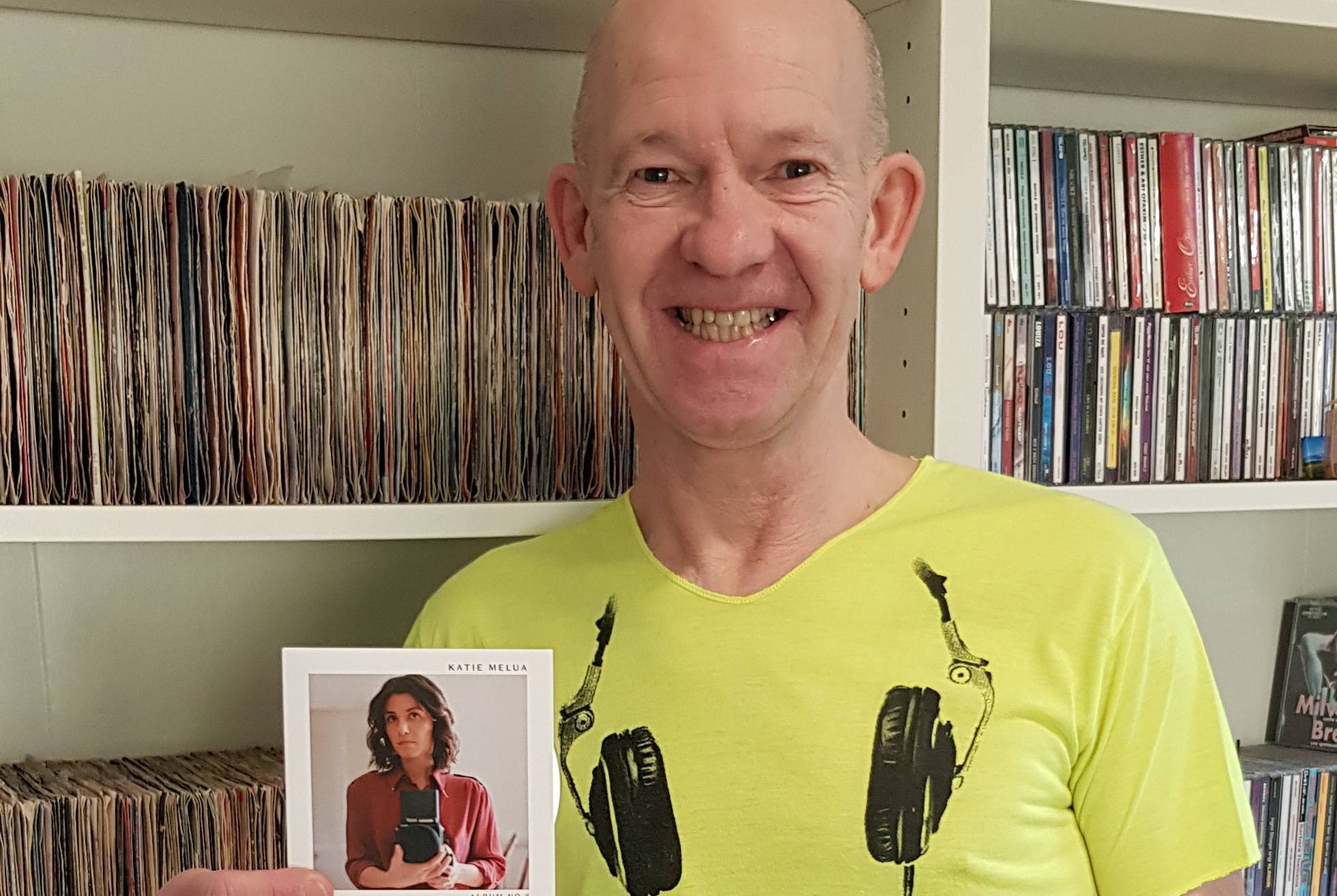Peter Bergener mit der Katie-Melua-CD.