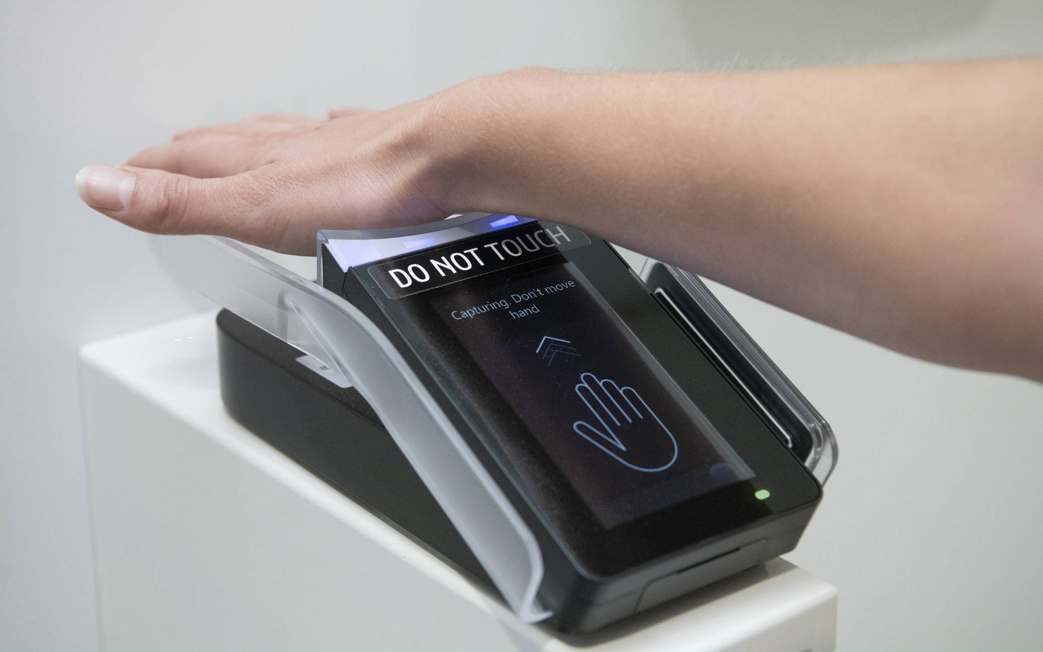  Der Handvenenscanner durchleuchtet die Hand – eines der derzeit sichersten Mittel zur eindeutigen Patienten-Identifikation. 
