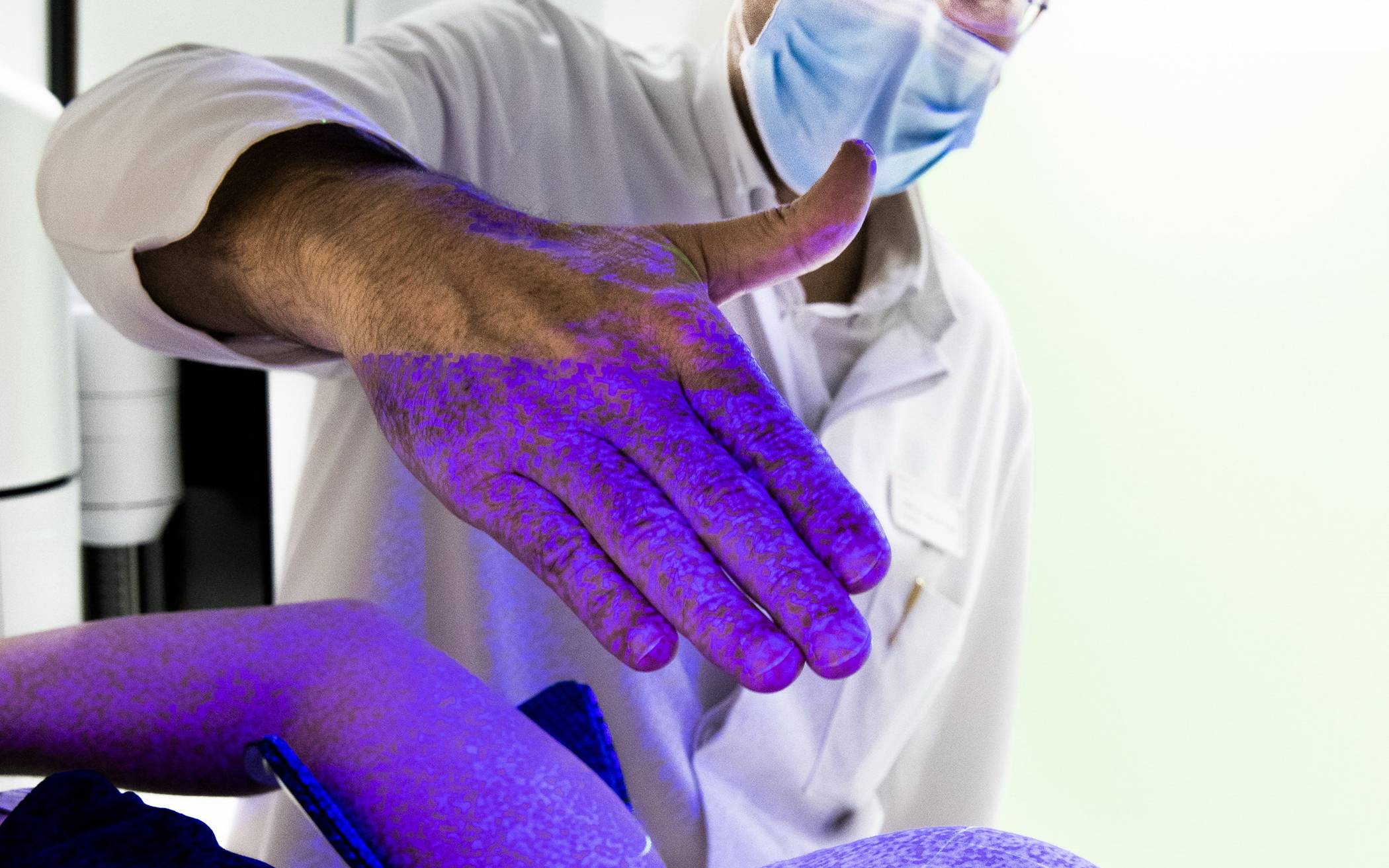 Chefarzt Prof. Marc Piroth zeigt mit seiner Hand die Lichtpunkte, die den Körper abtasten 